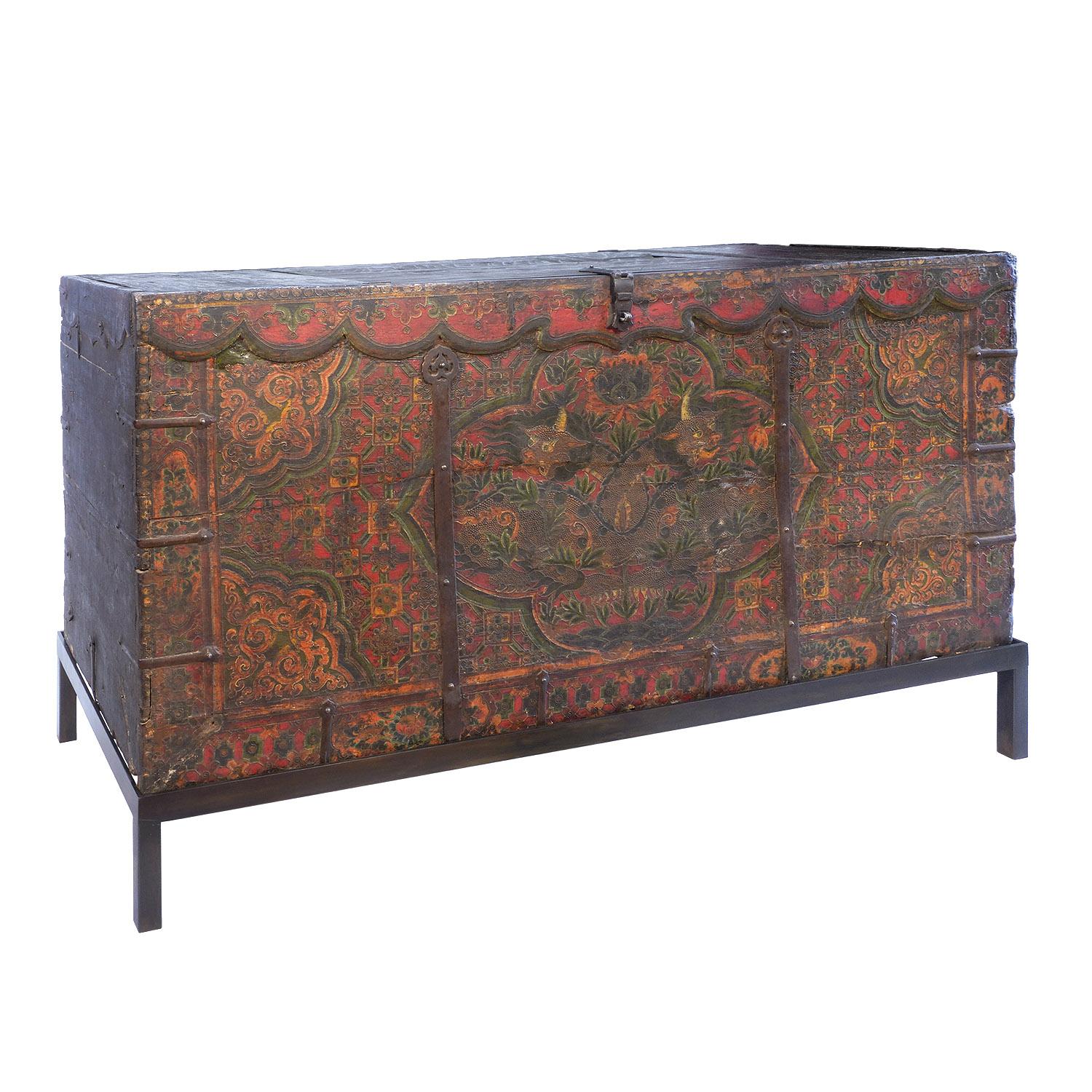 Large Tibetan storage chest with traditional hand painted Dragons

Tibet

Wood, Iron, Paint

19th century.

27 x 59.5 x 22.5 in./ 69 x 151 x 57

Height on custom display Stand: 34.75 in./ 88 cm

It's in worn condition. Losses and cracks