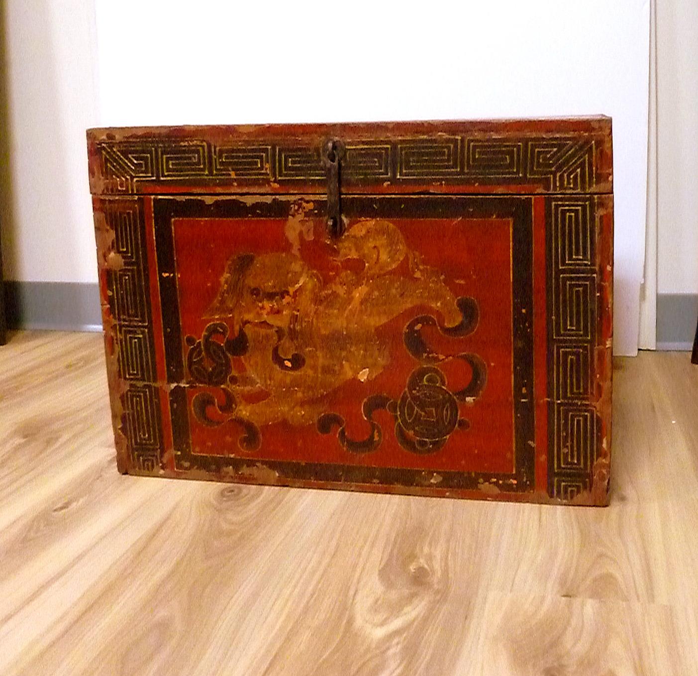 Tibétain Grande boîte peinte tibétaine en vente