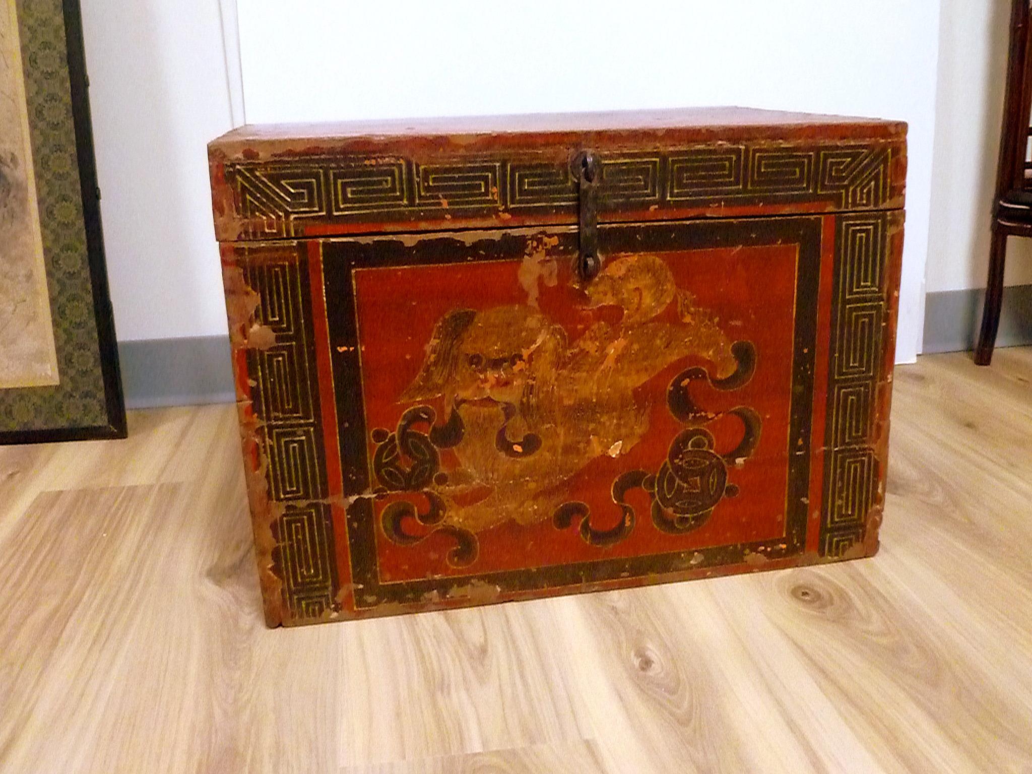 Grande boîte peinte tibétaine Bon état - En vente à Greenwich, CT