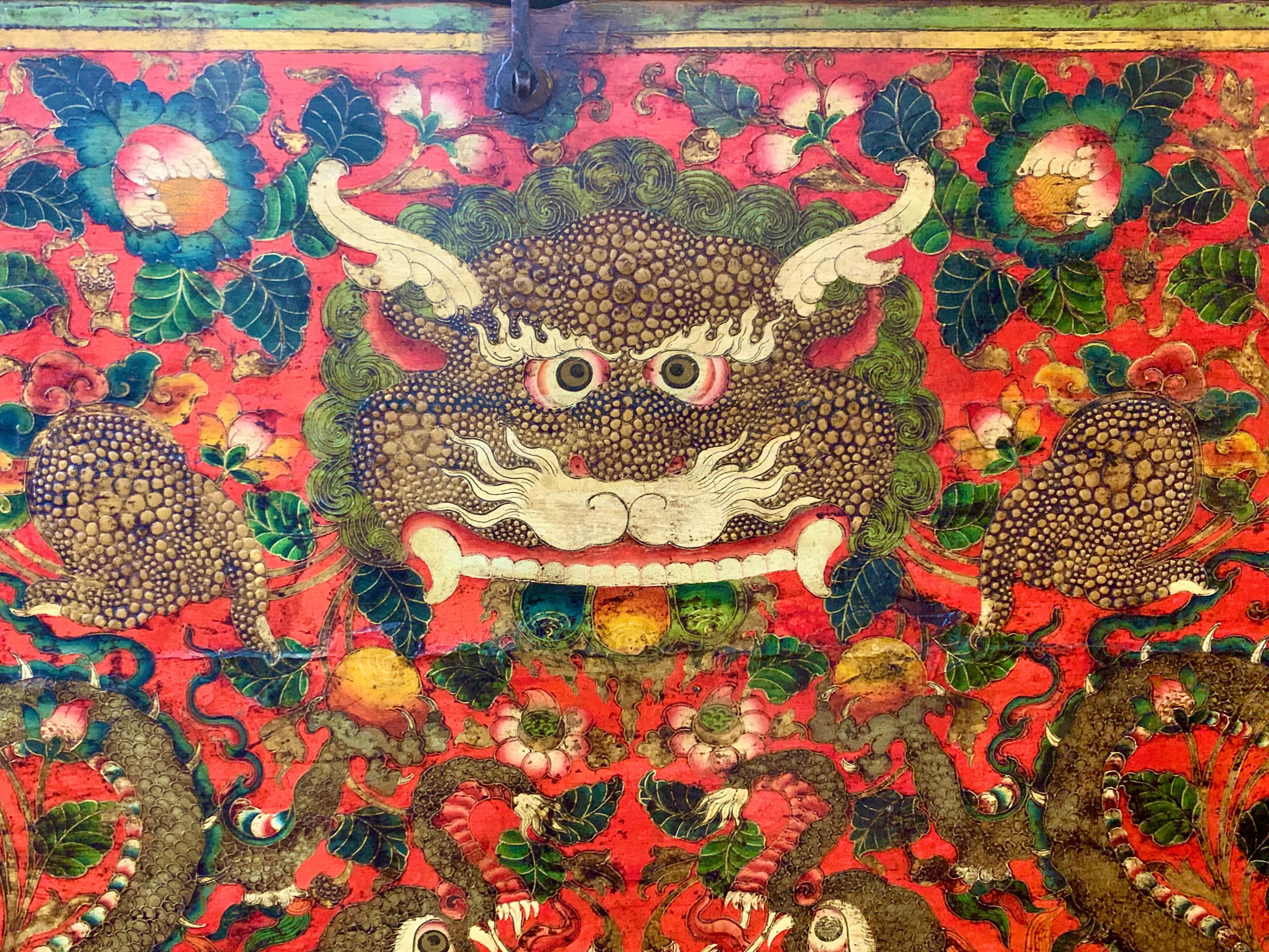 Große tibetische rote bemalte Aufbewahrungstruhe mit Kirtimukha, um 1900, Tibet (20. Jahrhundert) im Angebot