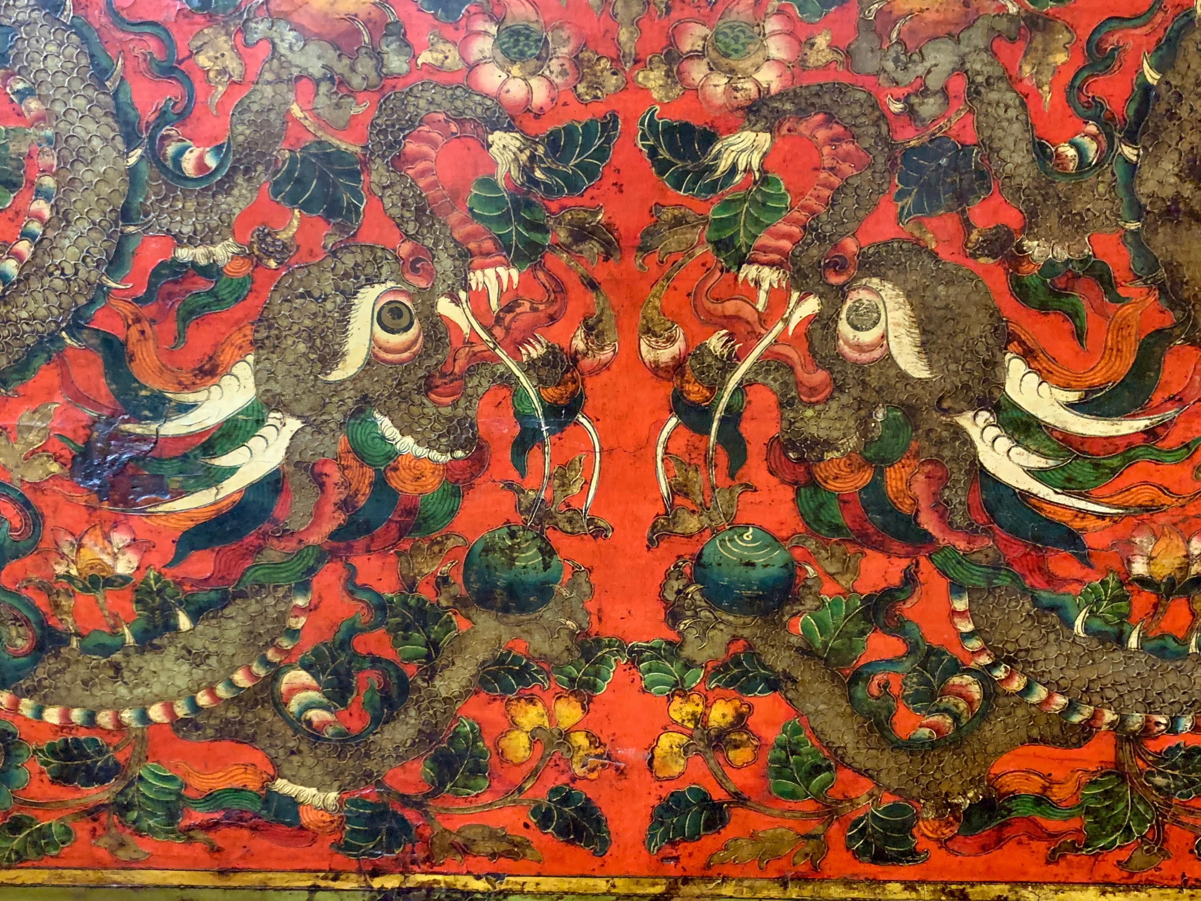 Große tibetische rote bemalte Aufbewahrungstruhe mit Kirtimukha, um 1900, Tibet (Eisen) im Angebot