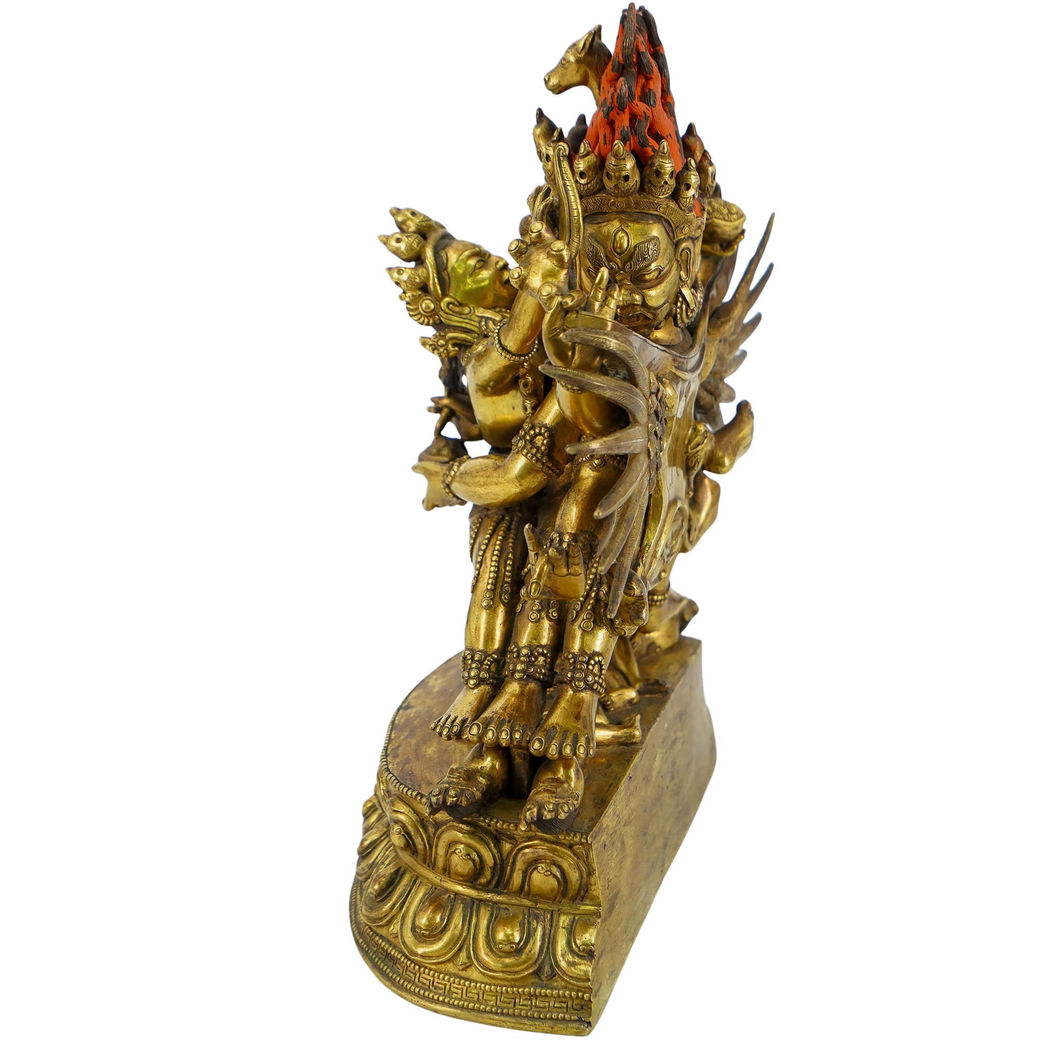 Gran estatua tibetana de Vajrabhairava de bronce dorado en venta 2