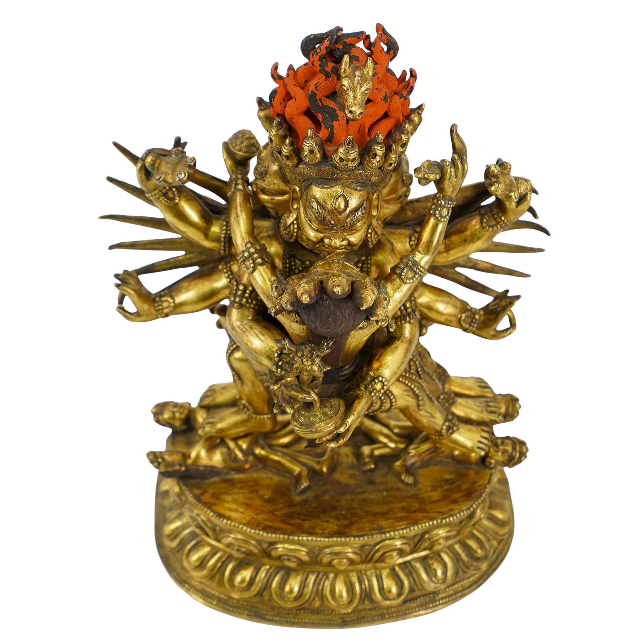 Gran estatua tibetana de Vajrabhairava de bronce dorado en venta 4