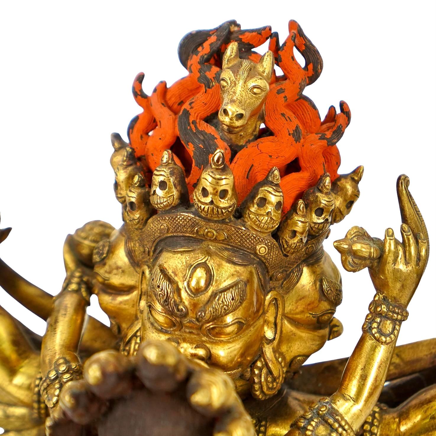 Estatua de Bronce Dorado del siglo XIX en Yab-Yum, representación de la unión primordial de la sabiduría y la compasión. Yab-Yum representa la unión de los principios masculino y femenino, con Vajrabhairava abrazando a su consorte. Presenta varios