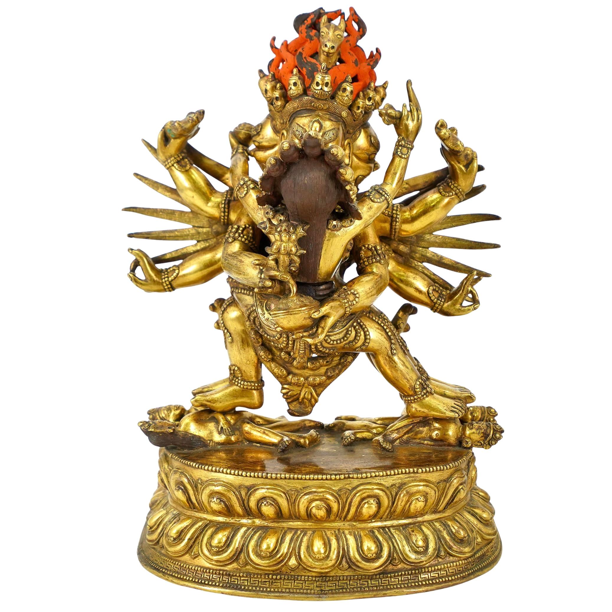 Gran estatua tibetana de Vajrabhairava de bronce dorado Nepalés en venta