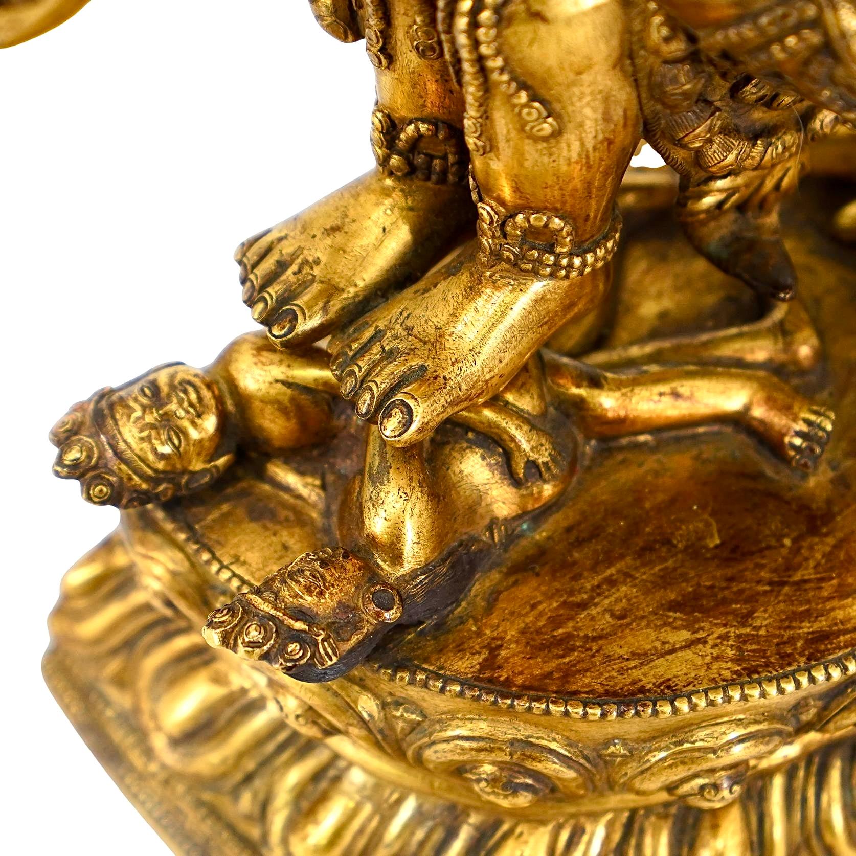 Gran estatua tibetana de Vajrabhairava de bronce dorado Dorado en venta
