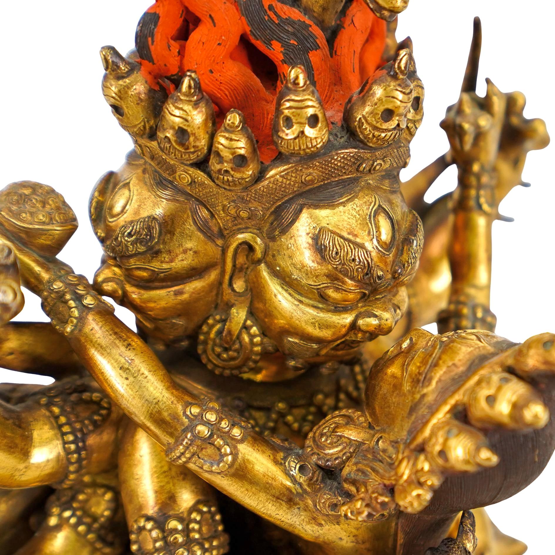 Gran estatua tibetana de Vajrabhairava de bronce dorado en Bueno estado para la venta en Bradenton, FL