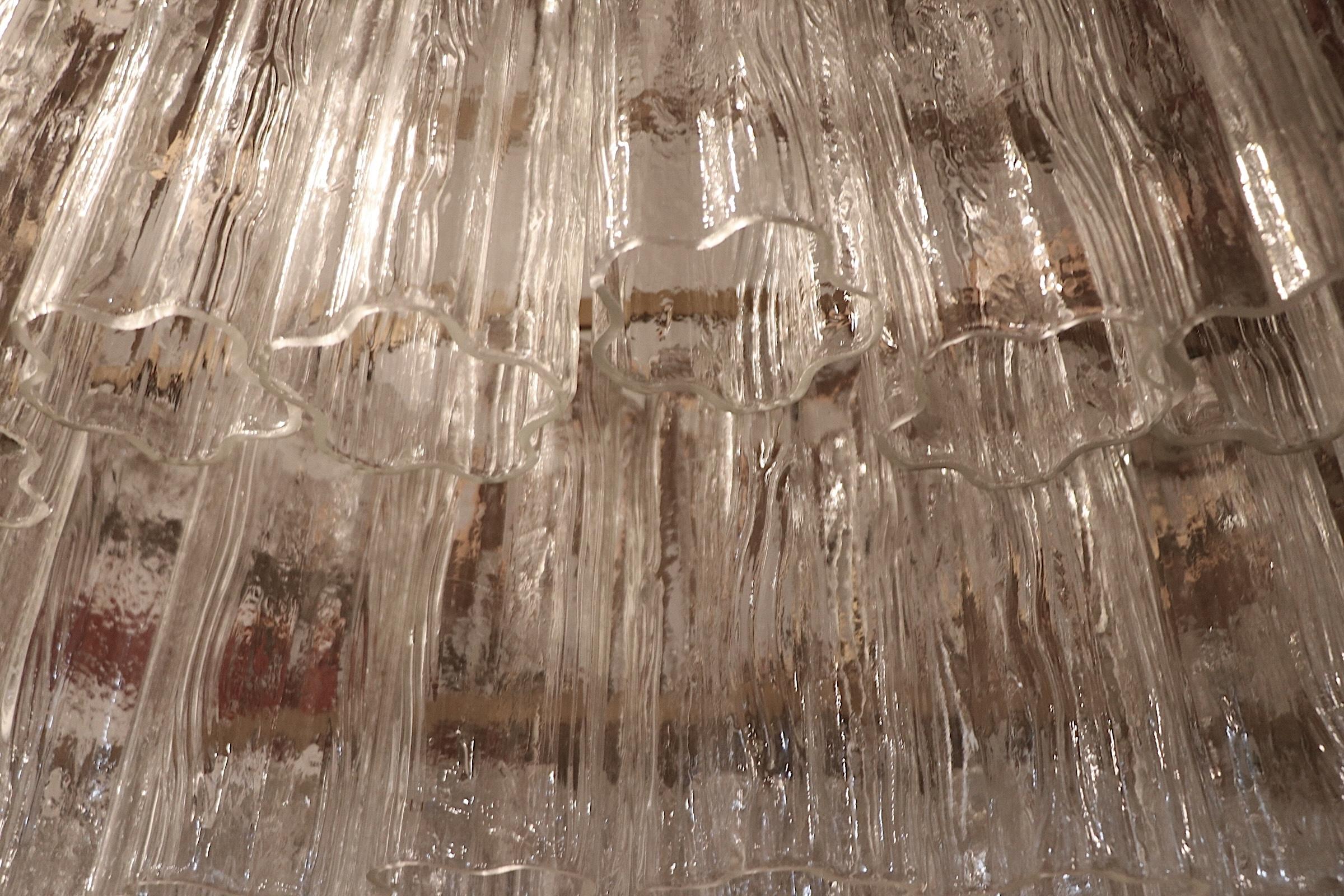20ième siècle Grande Cascade à étages  Lustre encastré avec abat-jour Tronchi en verre de Murano en vente
