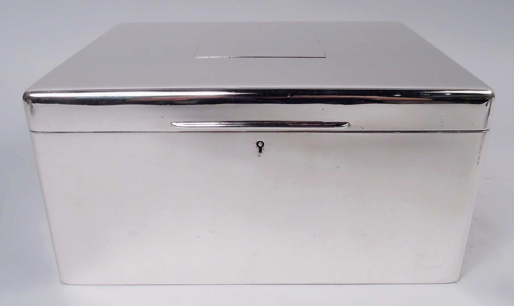 Caja de puros moderna de plata de ley. Fabricado por Tiffany & Co. en Nueva York. Rectangular con lados rectos y esquinas curvadas. Tapa plana y abatible con rectángulo central en la parte superior (vacía) y lengüeta. Interior forrado de cedro. Con