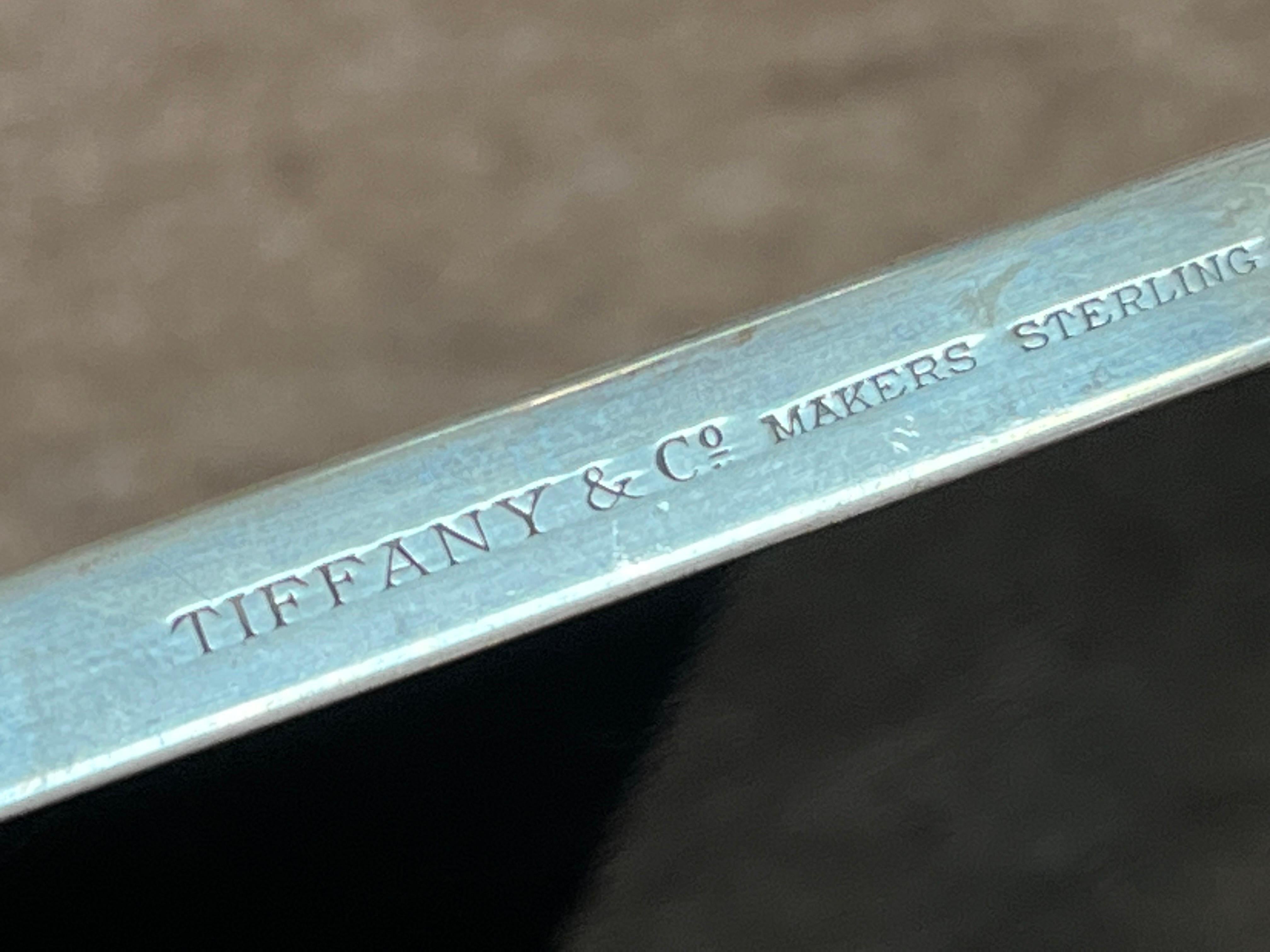 Große Tiffany & Co. Bilderrahmen aus Sterlingsilber mit Nachkriegsmuster und Nummer im Angebot 5