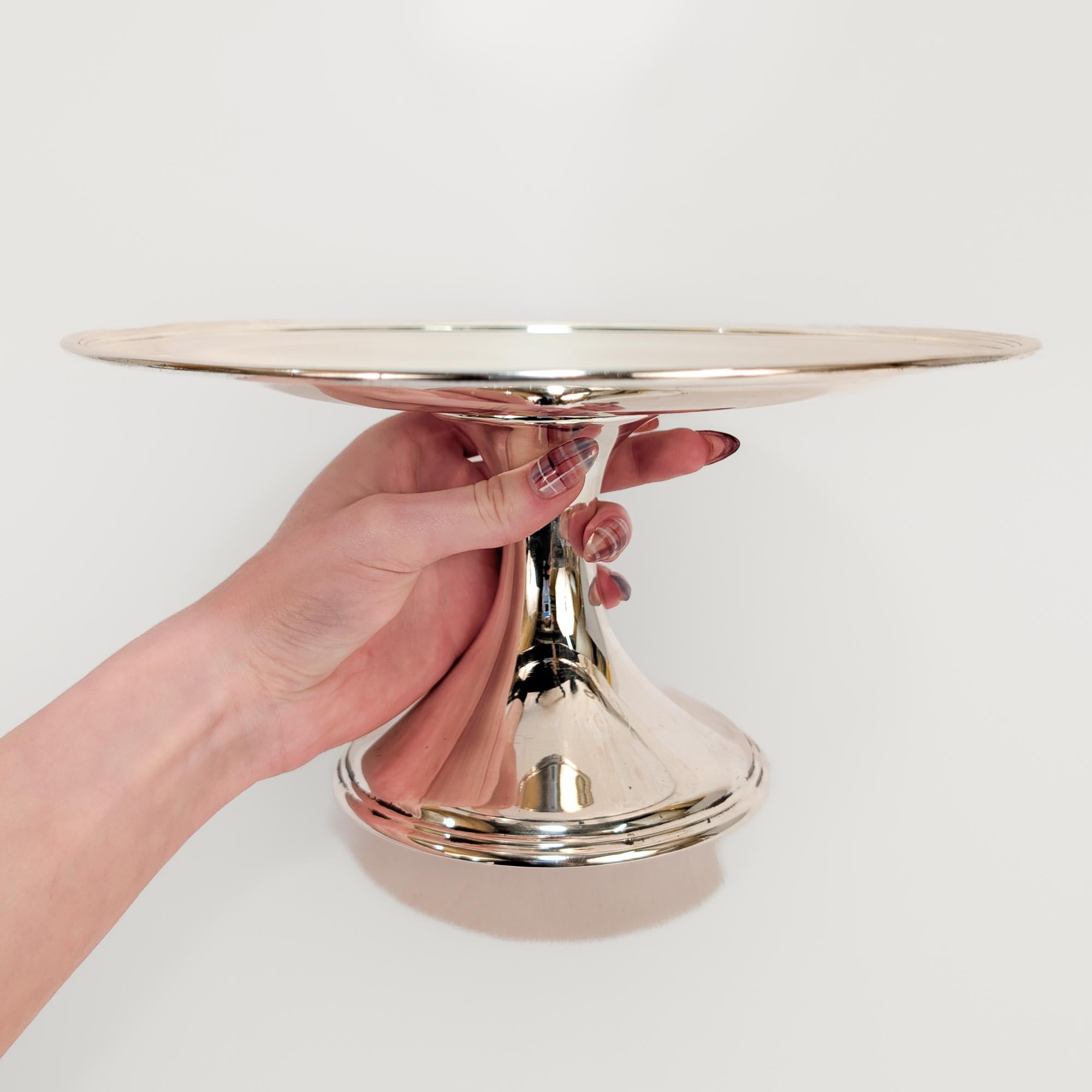 Ein feines signiertes Mid-Century Silber Kompott oder Kuchen Stand.

Von Tiffany & Co.

Aus Sterlingsilber.

Mit einem großen trompetenförmigen Sockel, der eine breitrandige Platte trägt. 

Vollständig auf dem Sockel markiert.

Einfach wunderschönes