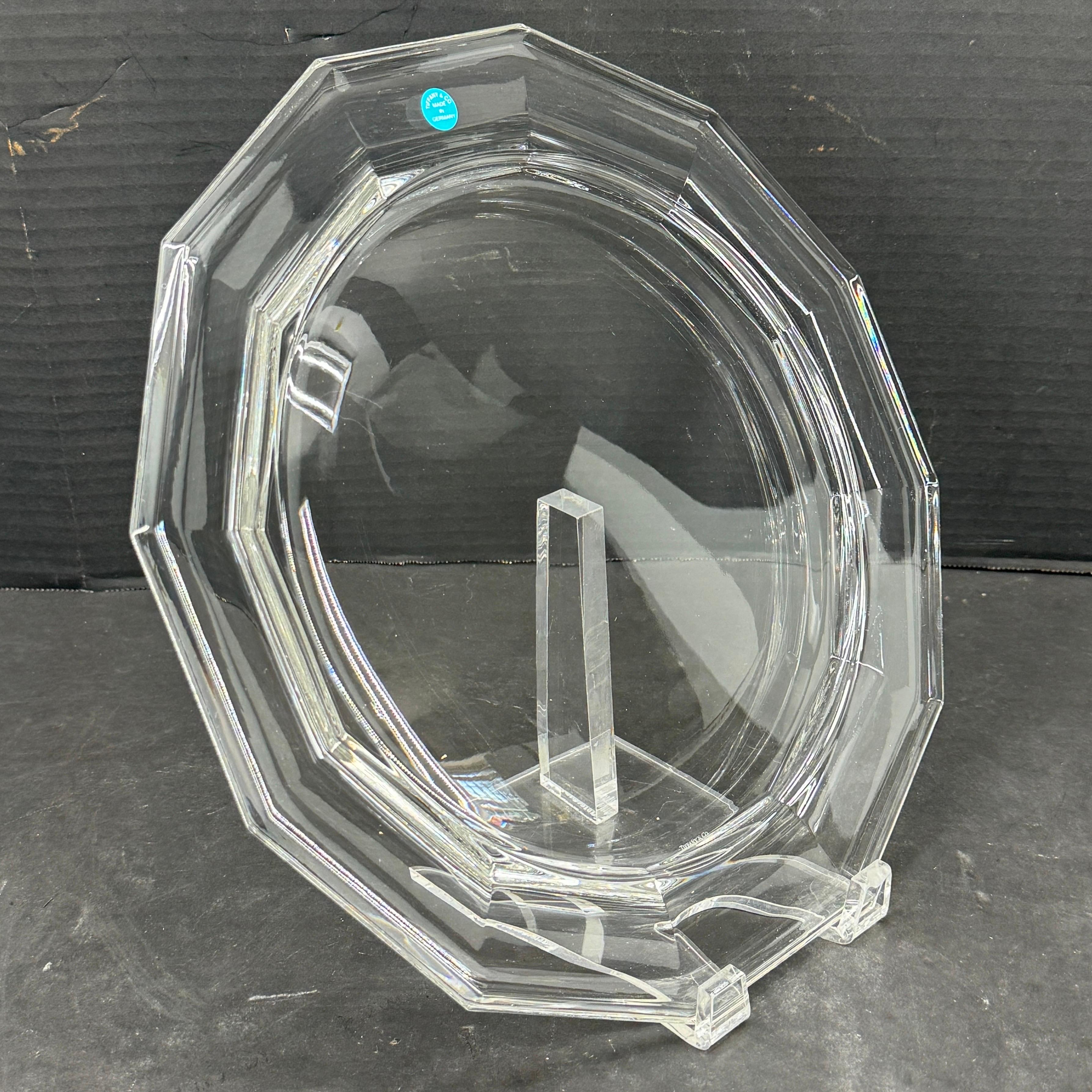 Impresionante placa de cristal versátil de Tiffany. Esta bandeja o cargador puede utilizarse como parte de un decorado tradicional o sola, incluso como bandeja para quesos en una mesa de cocina o comedor. 