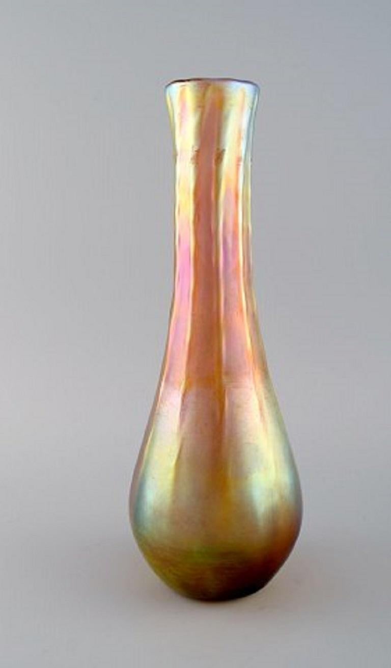Large Tiffany Favrile vase in iridescent art glass, early 20th century.
Measures: 32 x 12 cm.
Provenance: The estate of Elisabeth Rockefeller Bowler.
In excellent condition.
Signed: L.C. Tiffany. Model number 99871 N 1540.