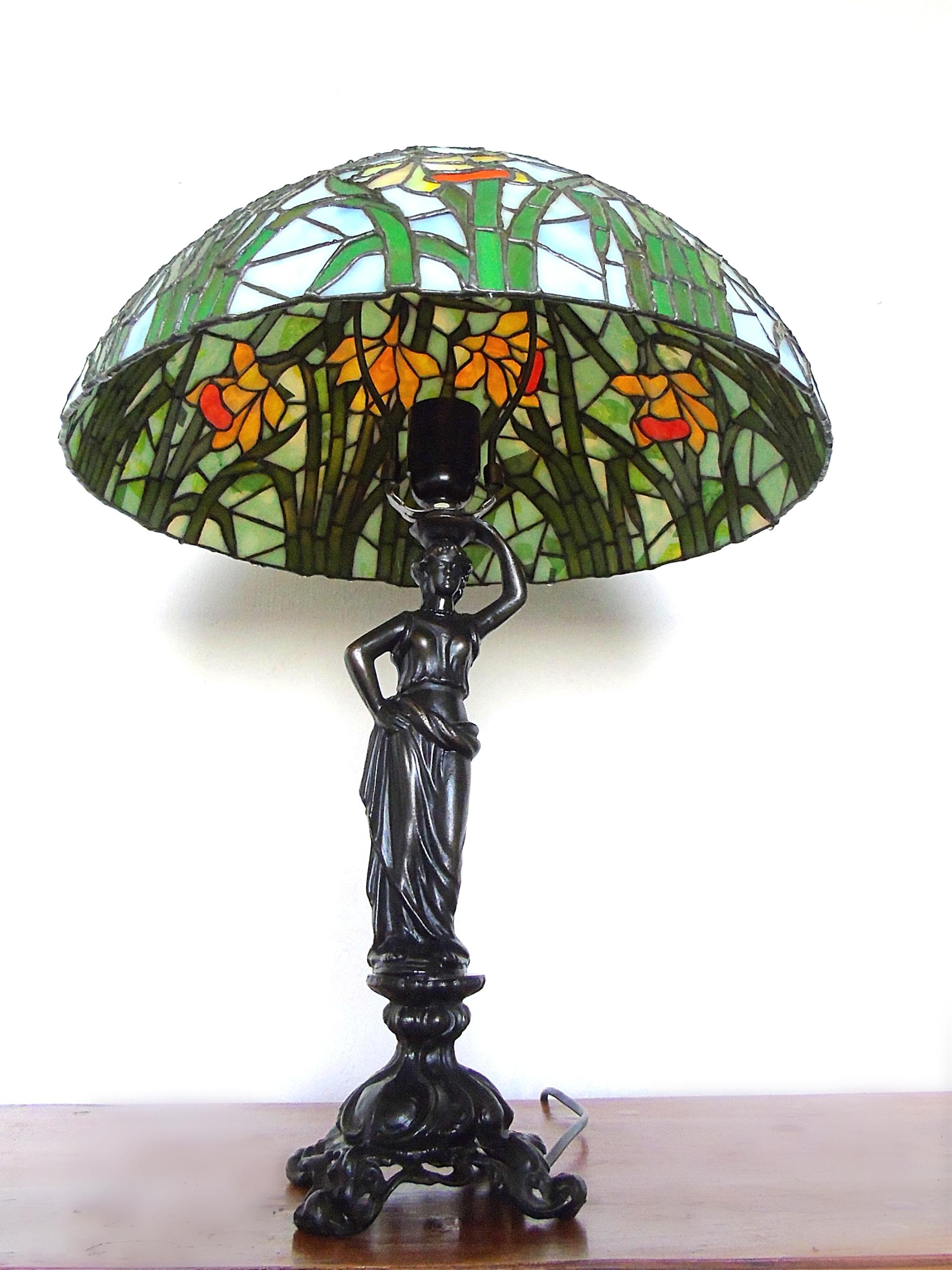 Stunning Tiffany style table lamp.

Beautifully made glasswork art nouveau style lamp.

The lamp emits a beautiful colored light.

Mixes well with regency, antique and ecclectic interiors.

Tested and ready to use with a regular E26/E27