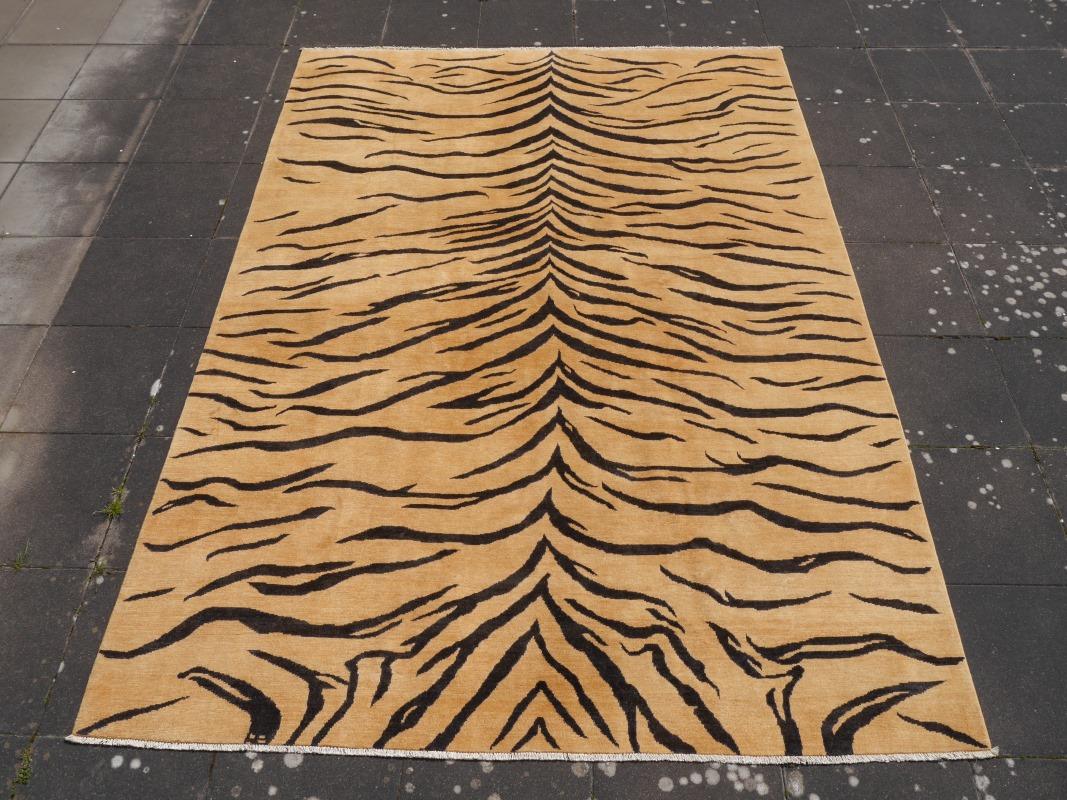 A Art Deco style tiger rug, hand knotted.

Size: 8.1 x 11.3 ft /247 x 347 cm
Shape: Rectangular
Design: Animal Art Deco Tiger
Material: Wool, sustainable and eco friendly material
Construction: hand knotted
Customizable: Yes, on order in size