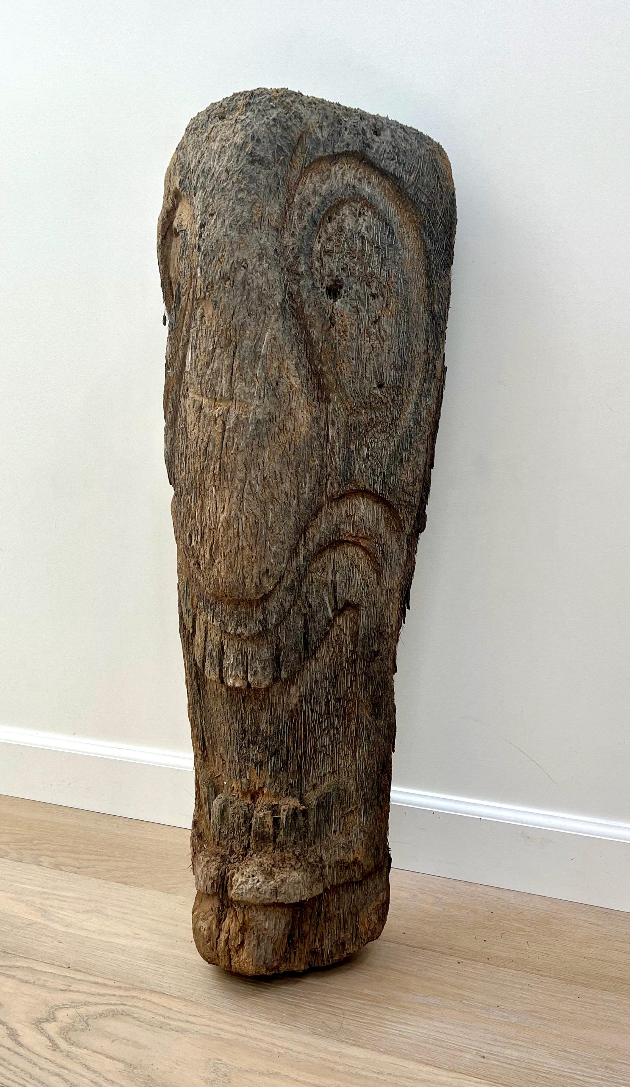 Sculpture de tête de tiki vintage construite en bois de palmier. Une pièce captivante qui dégage un charme tropical intemporel. Puisant ses racines dans la culture Tiki du milieu du XXe siècle, cette pièce est un rappel nostalgique de l'exotisme et
