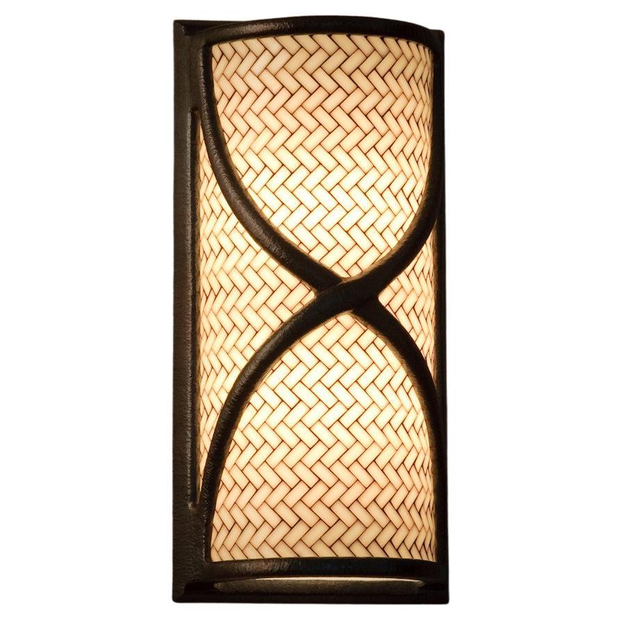 Großer Wandleuchter aus Glas und Bronze mit Fliesenband, hergestellt in Kalifornien im Angebot