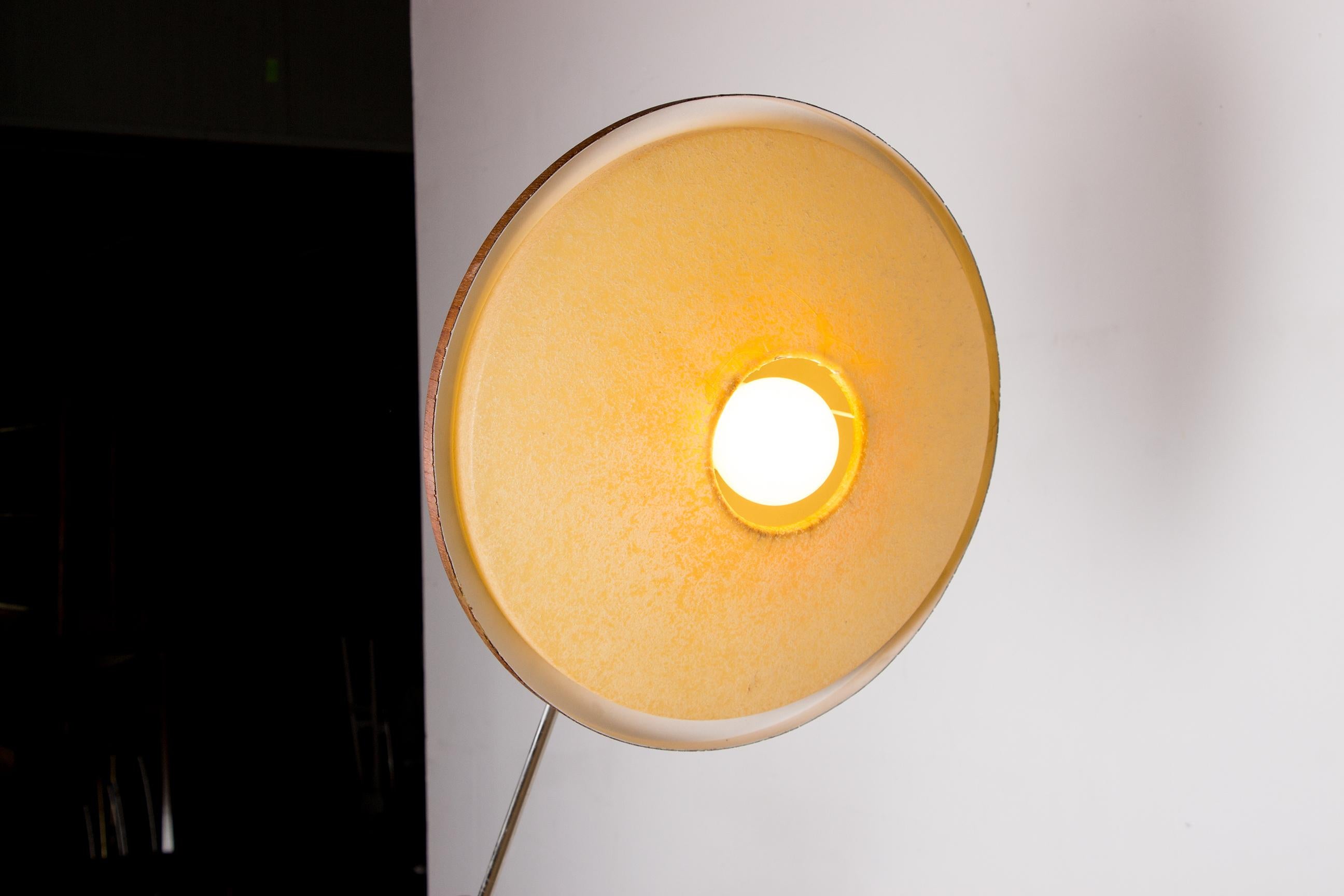 Grande lampada da terra inclinabile in acciaio e teak di Georges Frydman 1960. in vendita 3