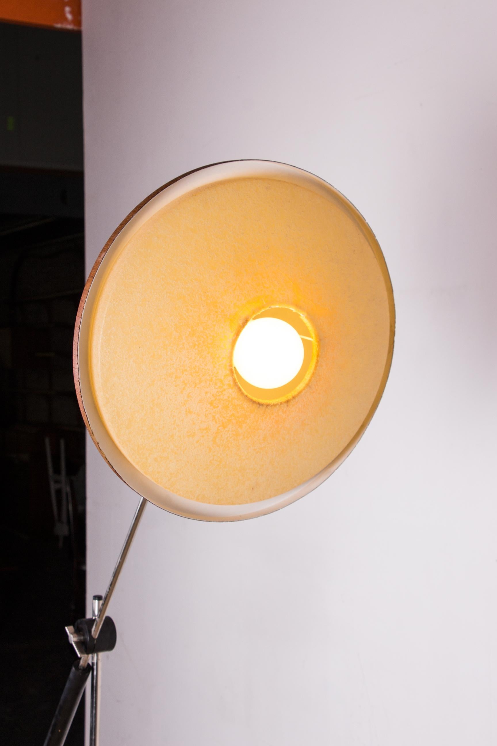 Grande lampada da terra inclinabile in acciaio e teak di Georges Frydman 1960. in vendita 4