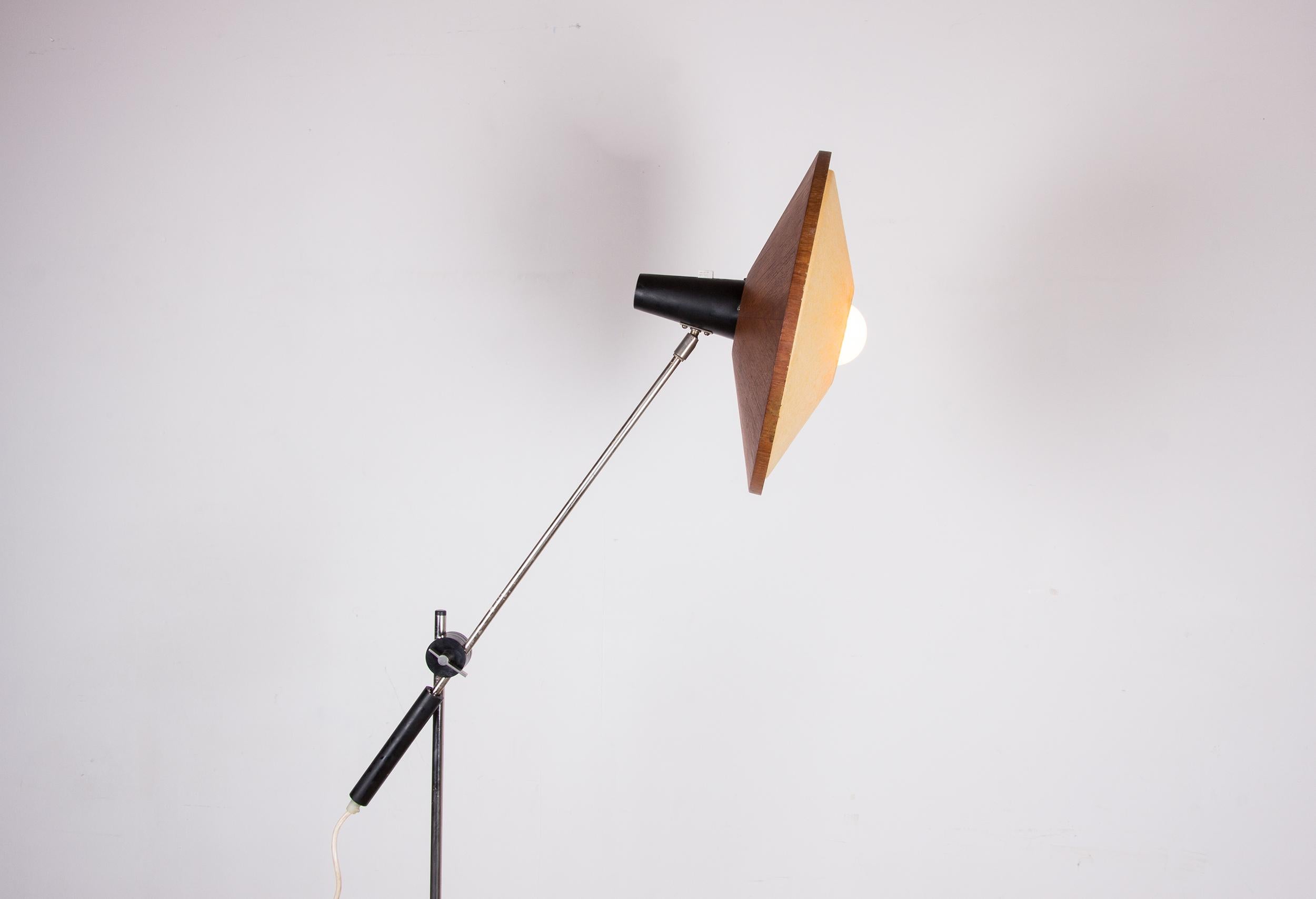 Grande lampada da terra inclinabile in acciaio e teak di Georges Frydman 1960. in vendita 5