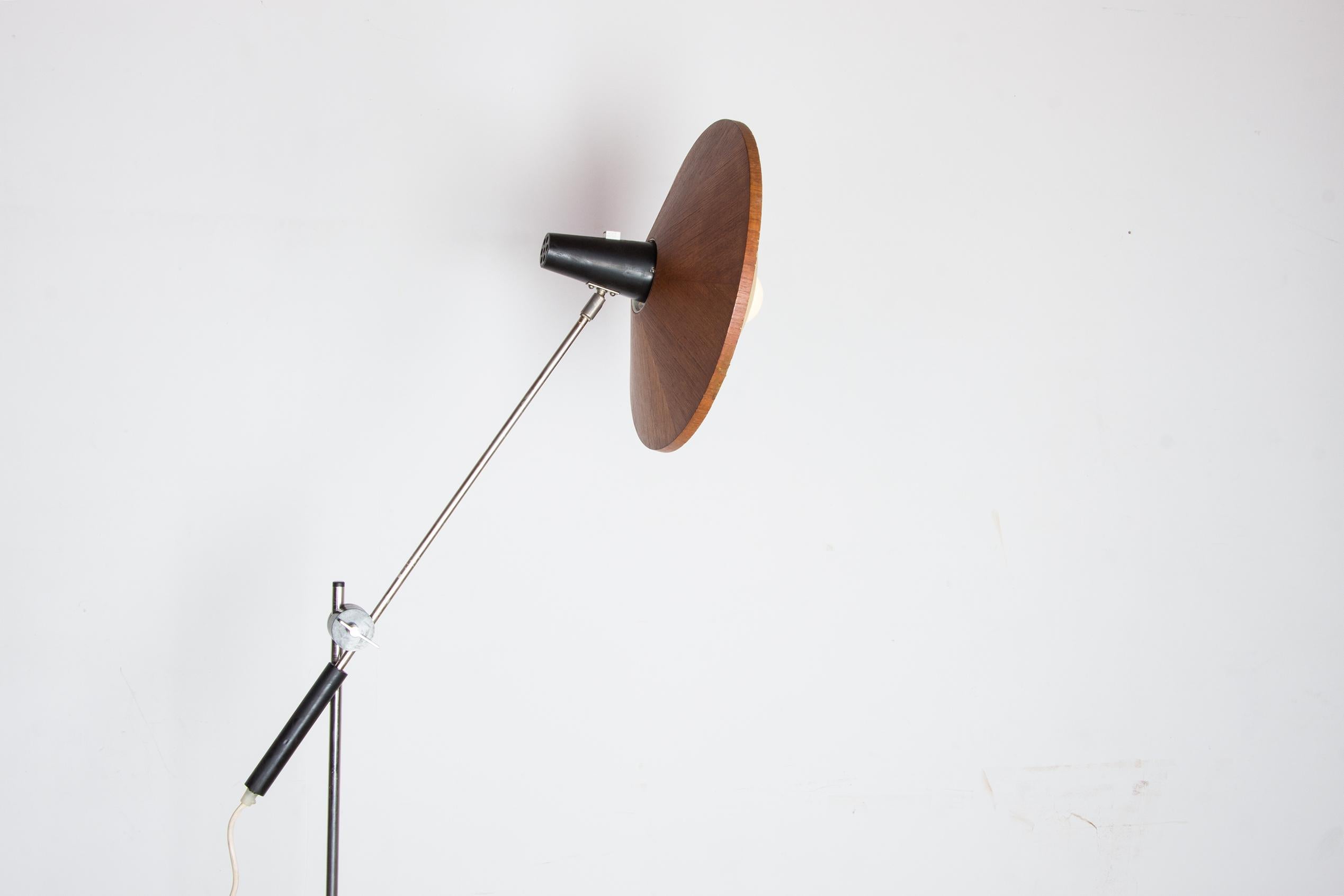 Grande lampada da terra inclinabile in acciaio e teak di Georges Frydman 1960. in vendita 6