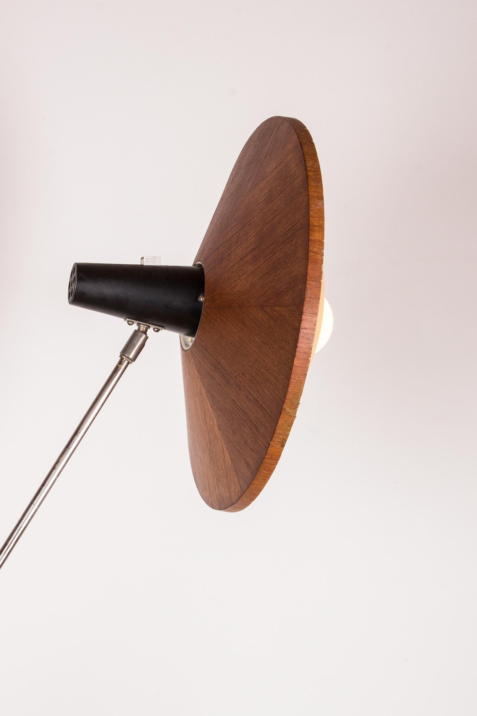 Grande lampada da terra inclinabile in acciaio e teak di Georges Frydman 1960. in vendita 7