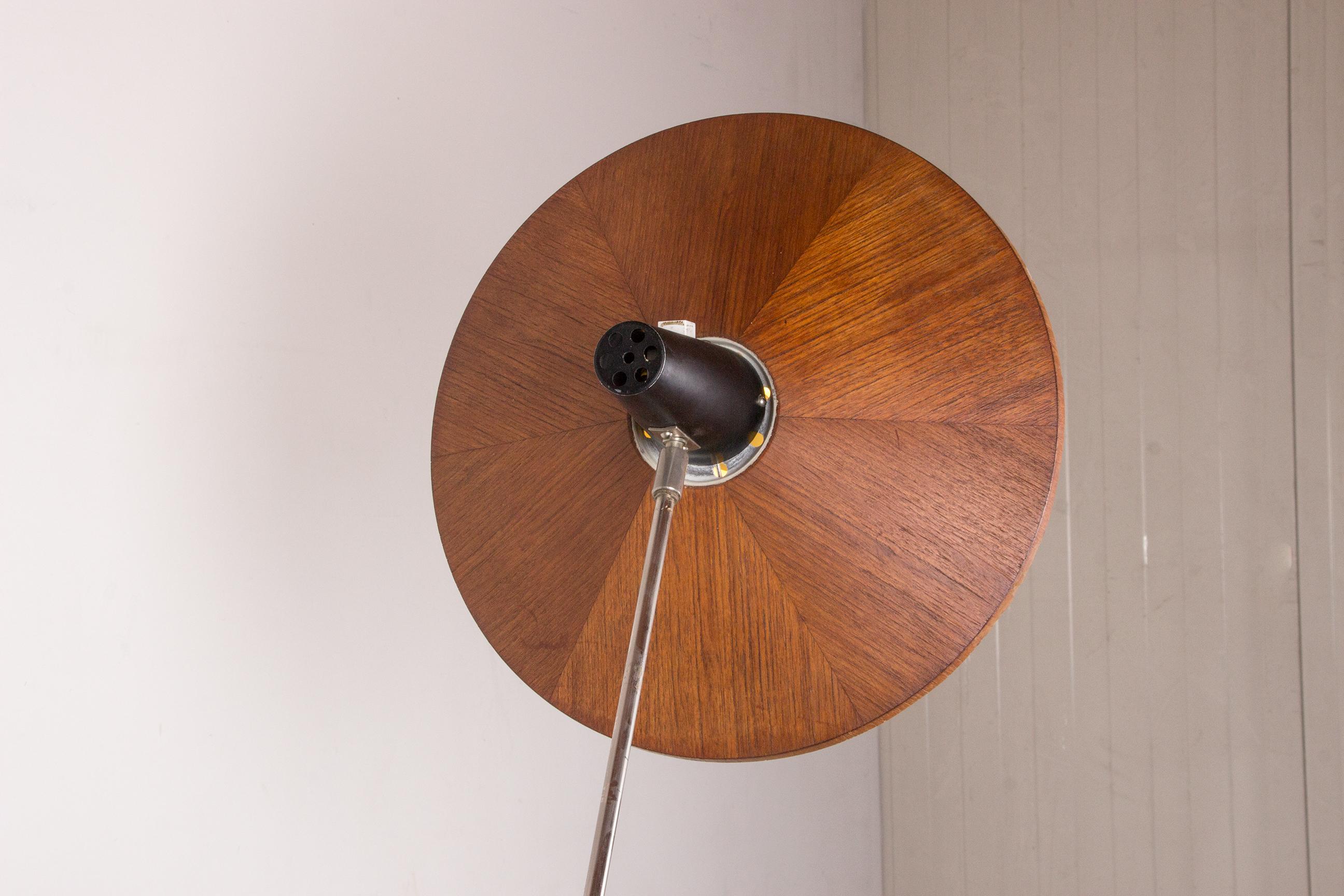 Grande lampada da terra inclinabile in acciaio e teak di Georges Frydman 1960. in vendita 8