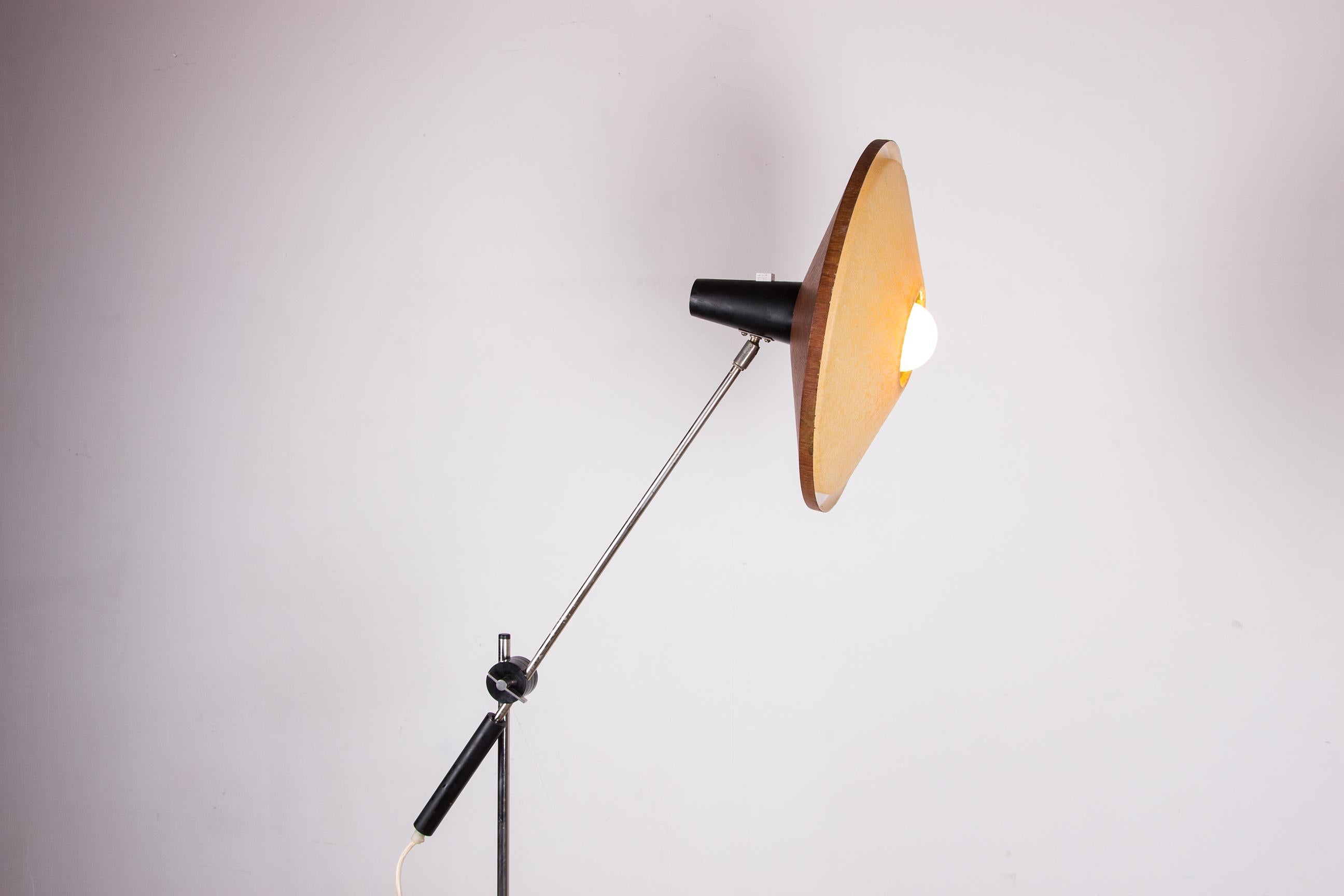 Grande lampada da terra inclinabile in acciaio e teak di Georges Frydman 1960. in vendita 9