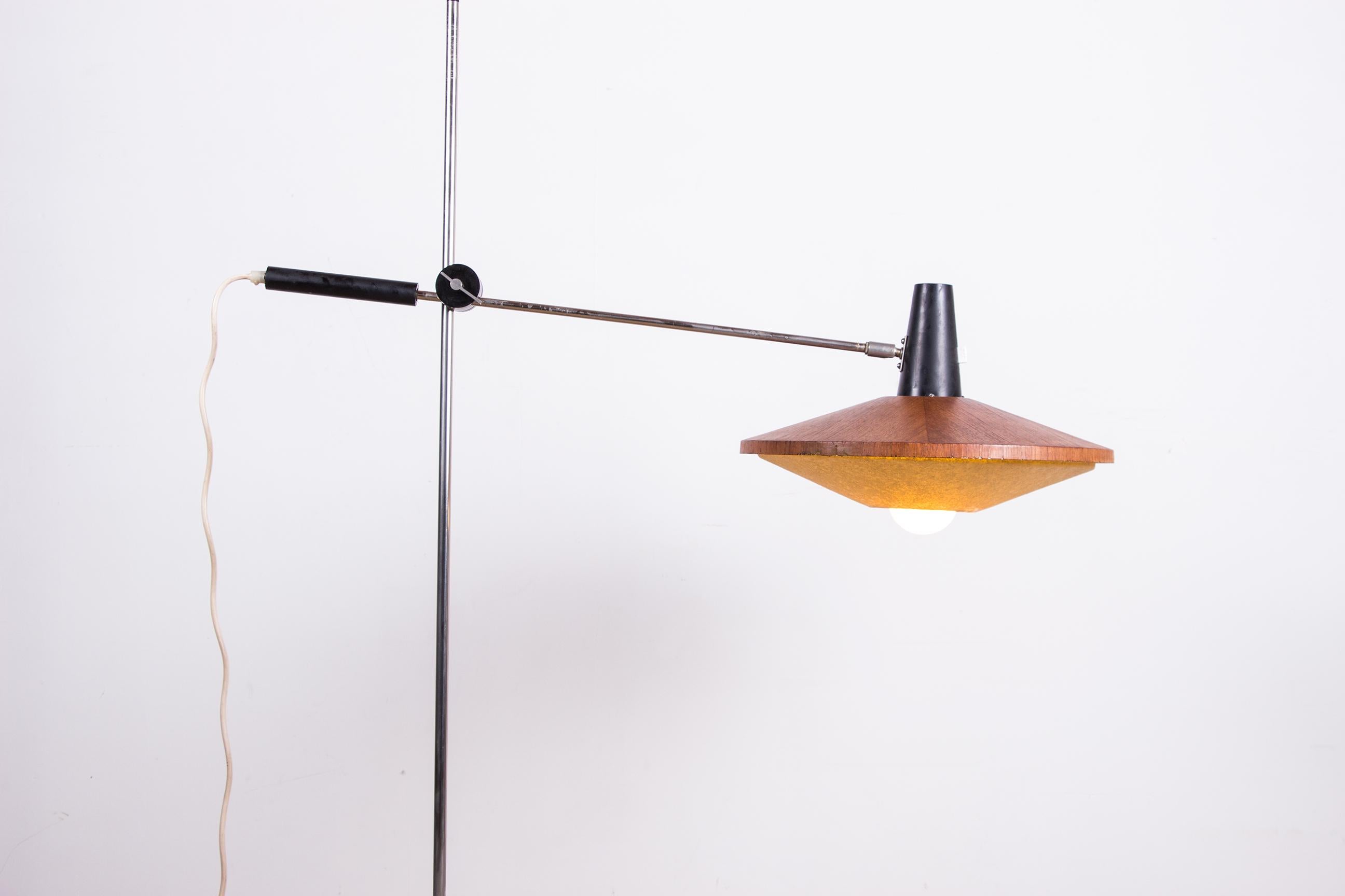 Grande lampada da terra inclinabile in acciaio e teak di Georges Frydman 1960. in vendita 11