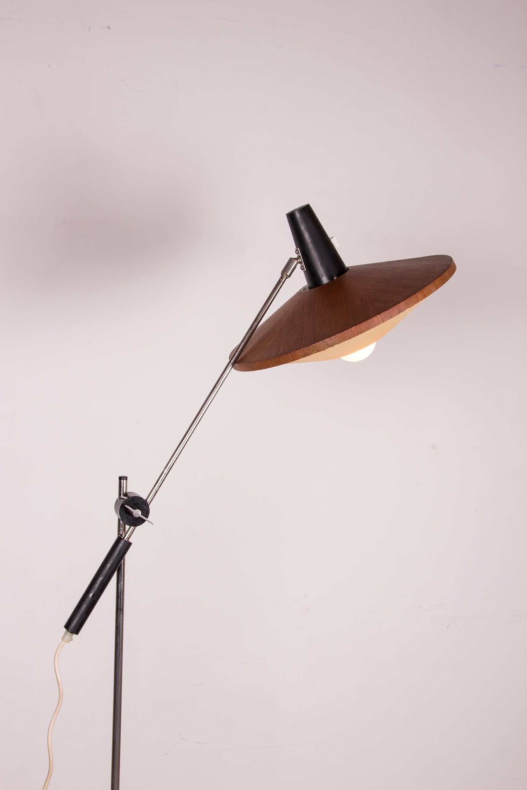 Very beautiful floor lamp of Scandinavian inspiration. The foot and the lampshade are in teak, the foot adjustable in inclination as in height is in Steel. This beautifully crafted luminaire offers multidirectional subdued light.