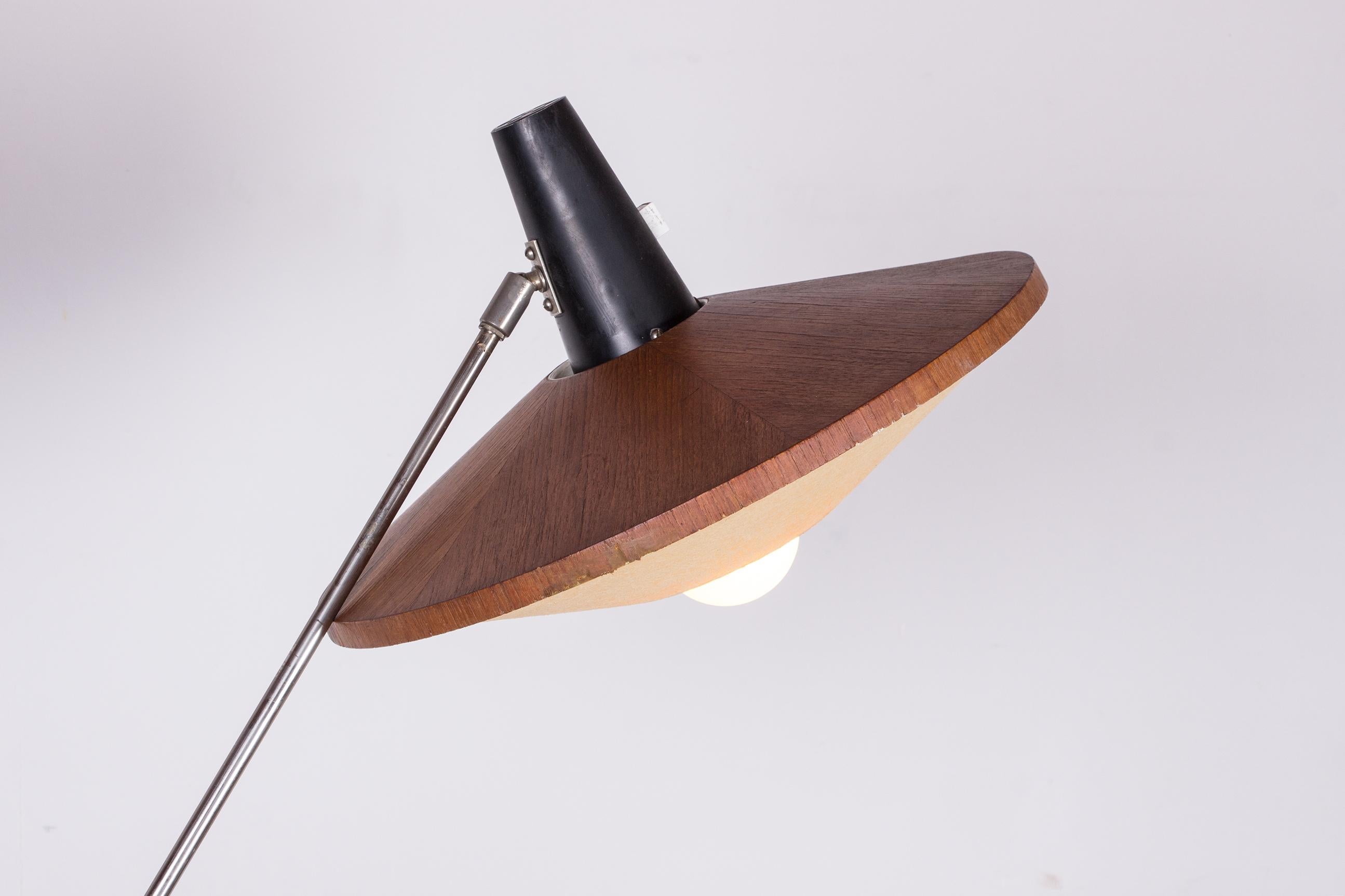 Scandinavo moderno Grande lampada da terra inclinabile in acciaio e teak di Georges Frydman 1960. in vendita