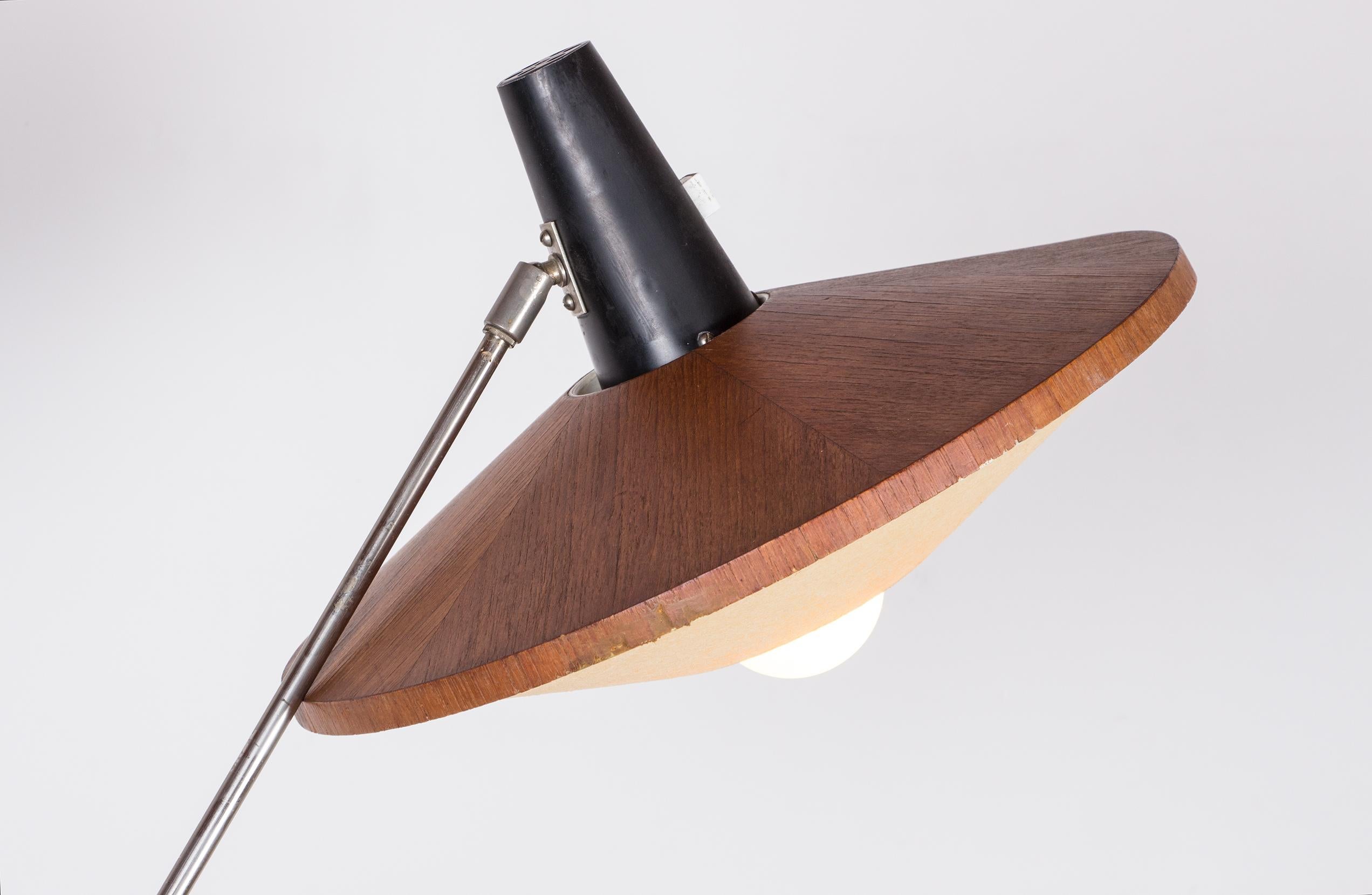 Grande lampada da terra inclinabile in acciaio e teak di Georges Frydman 1960. In condizioni ottime in vendita a JOINVILLE-LE-PONT, FR