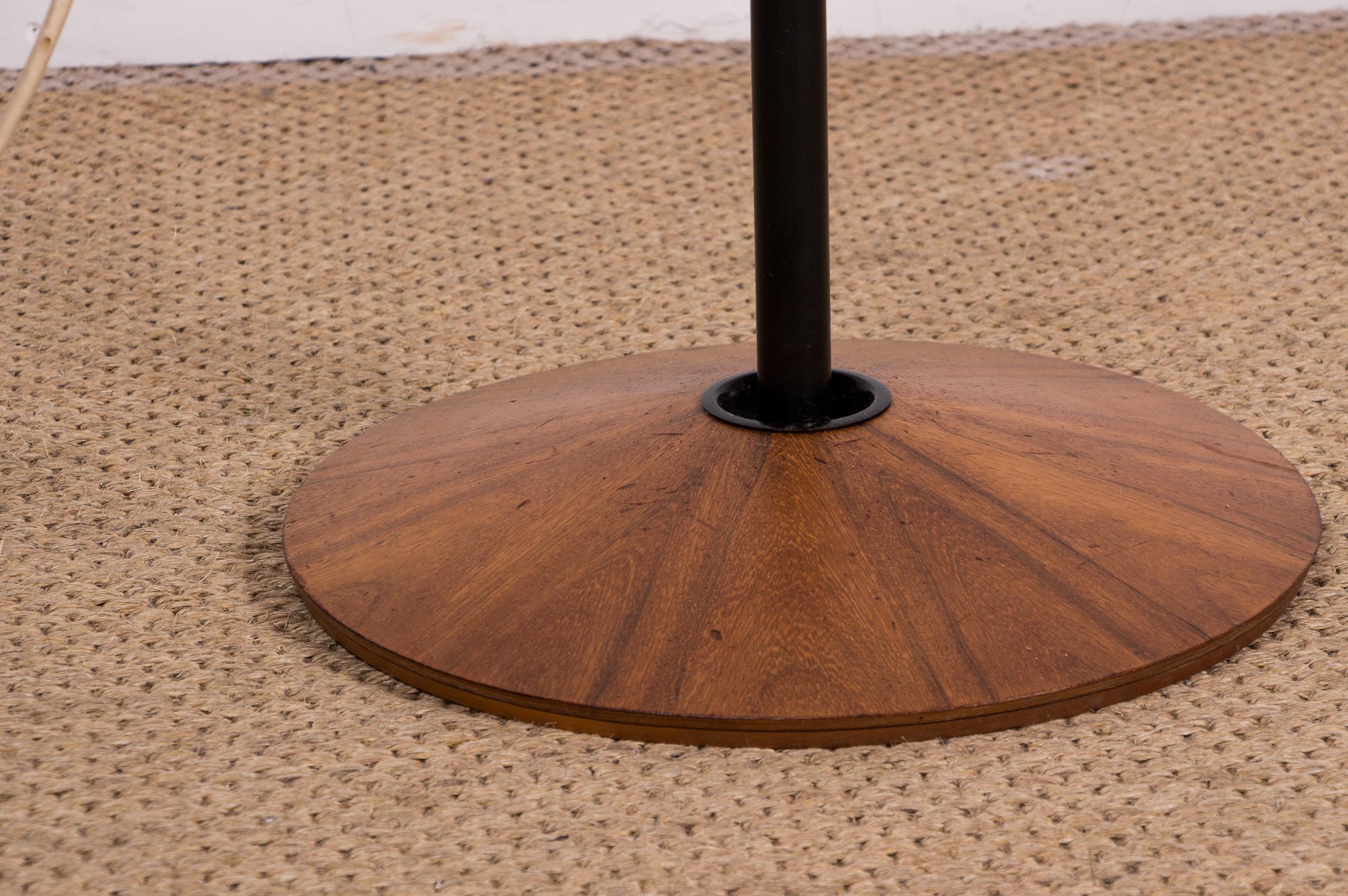 Metà XX secolo Grande lampada da terra inclinabile in acciaio e teak di Georges Frydman 1960. in vendita