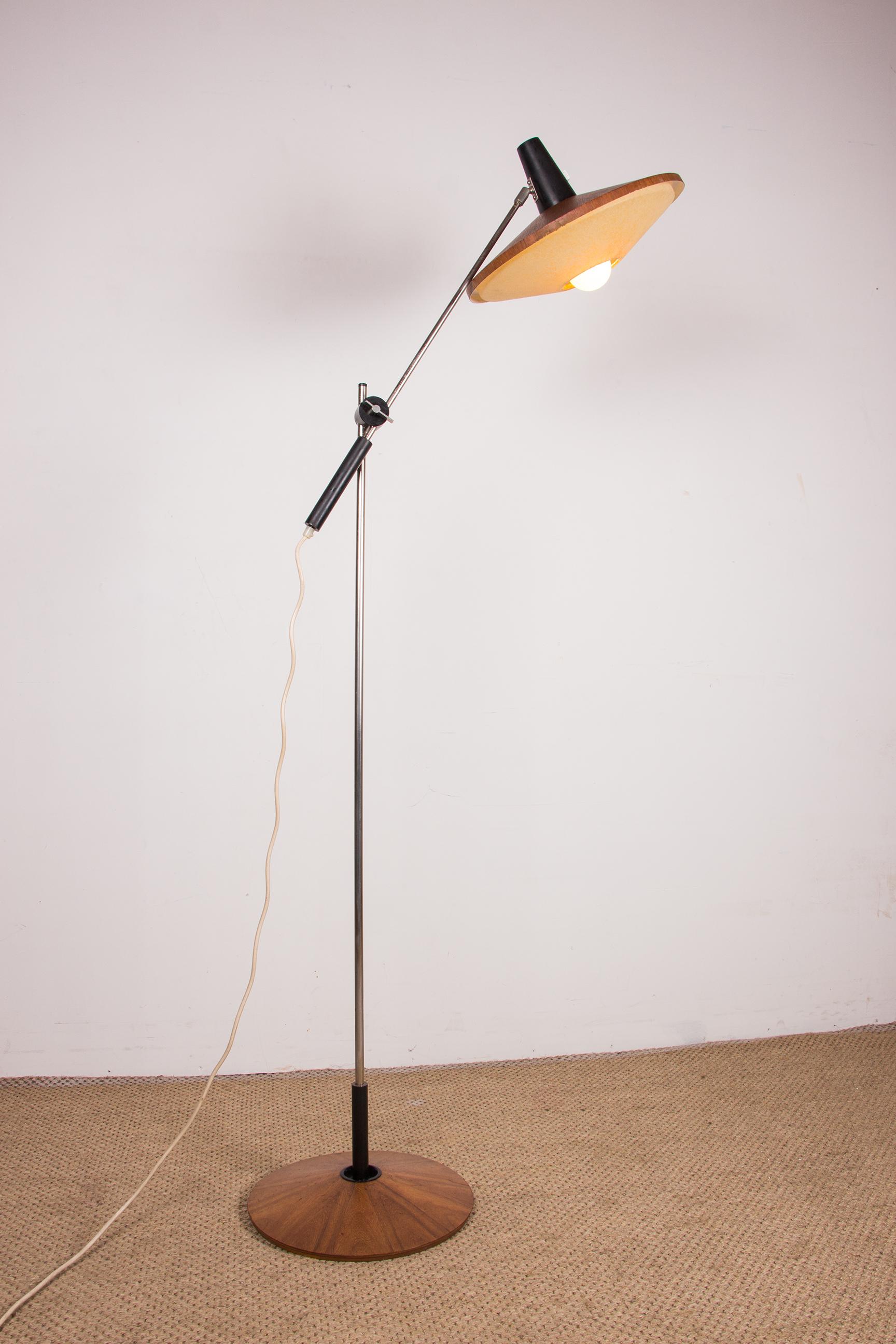 Acciaio Grande lampada da terra inclinabile in acciaio e teak di Georges Frydman 1960. in vendita