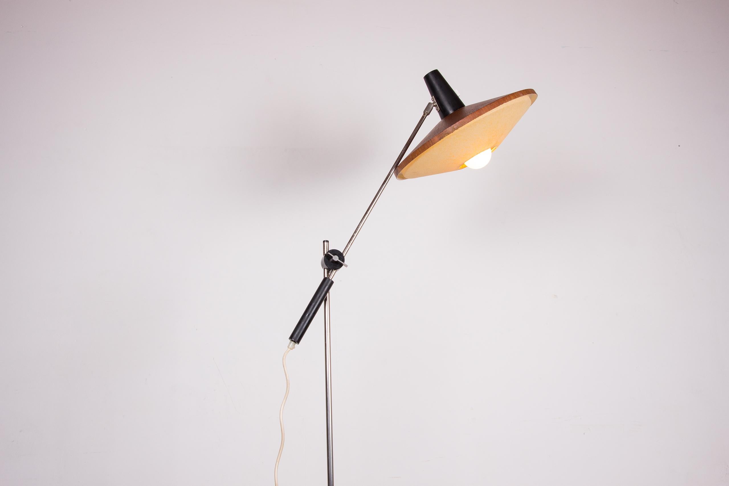 Grande lampada da terra inclinabile in acciaio e teak di Georges Frydman 1960. in vendita 1