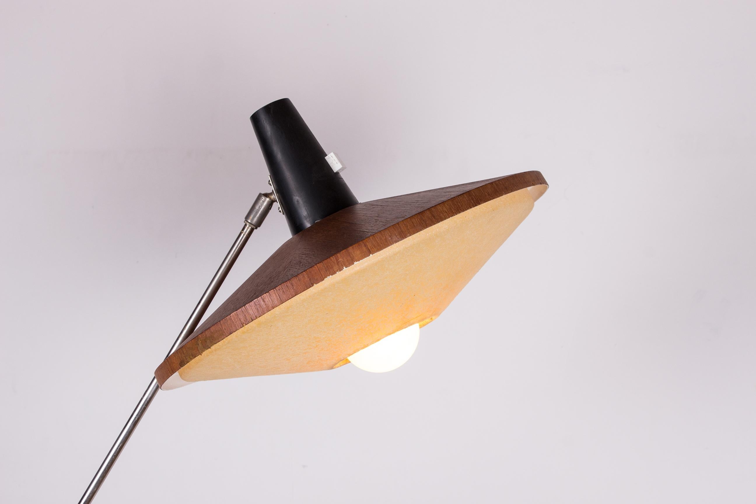 Grande lampada da terra inclinabile in acciaio e teak di Georges Frydman 1960. in vendita 2