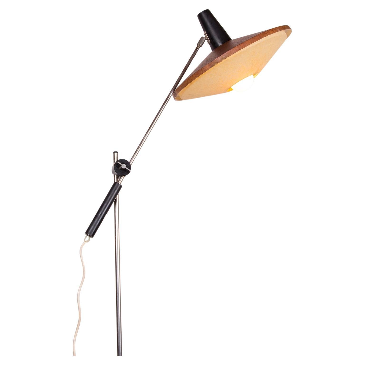 Grand lampadaire inclinable en acier et teck par Georges Frydman 1960.