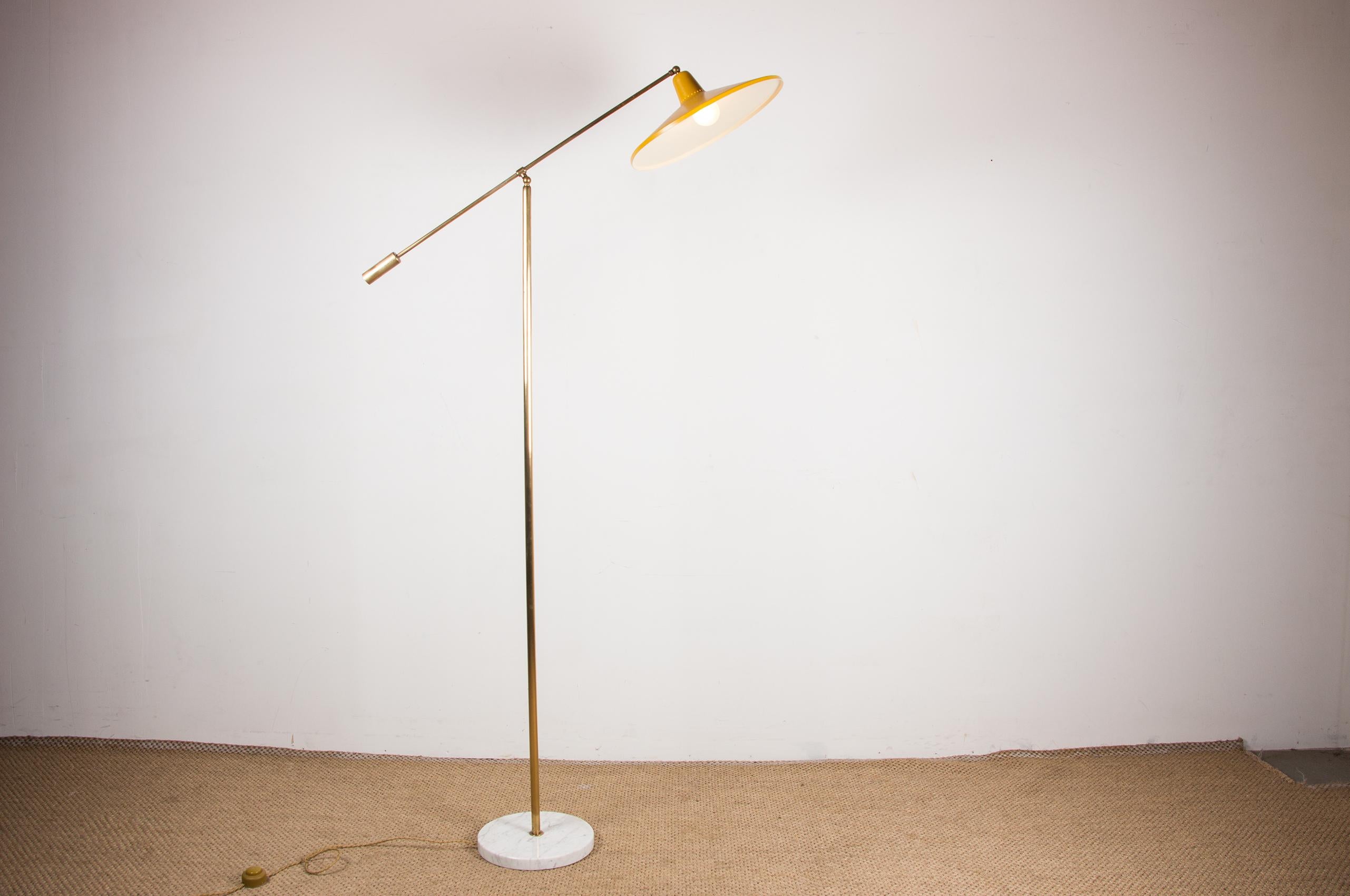 Superb floor lamp made of two intersecting brass arms. The upper arm is tiltable thanks to a clever counterweight. The yellow Metal pointed hat lampshade can be oriented as you wish. The base of the floor lamp is in Italian white marble. Very good