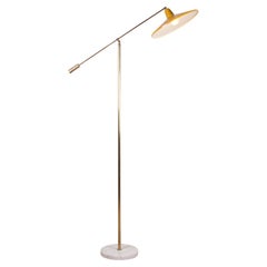 Grand lampadaire italien inclinable en laiton, métal et marbre blanc de Stilnovo.
