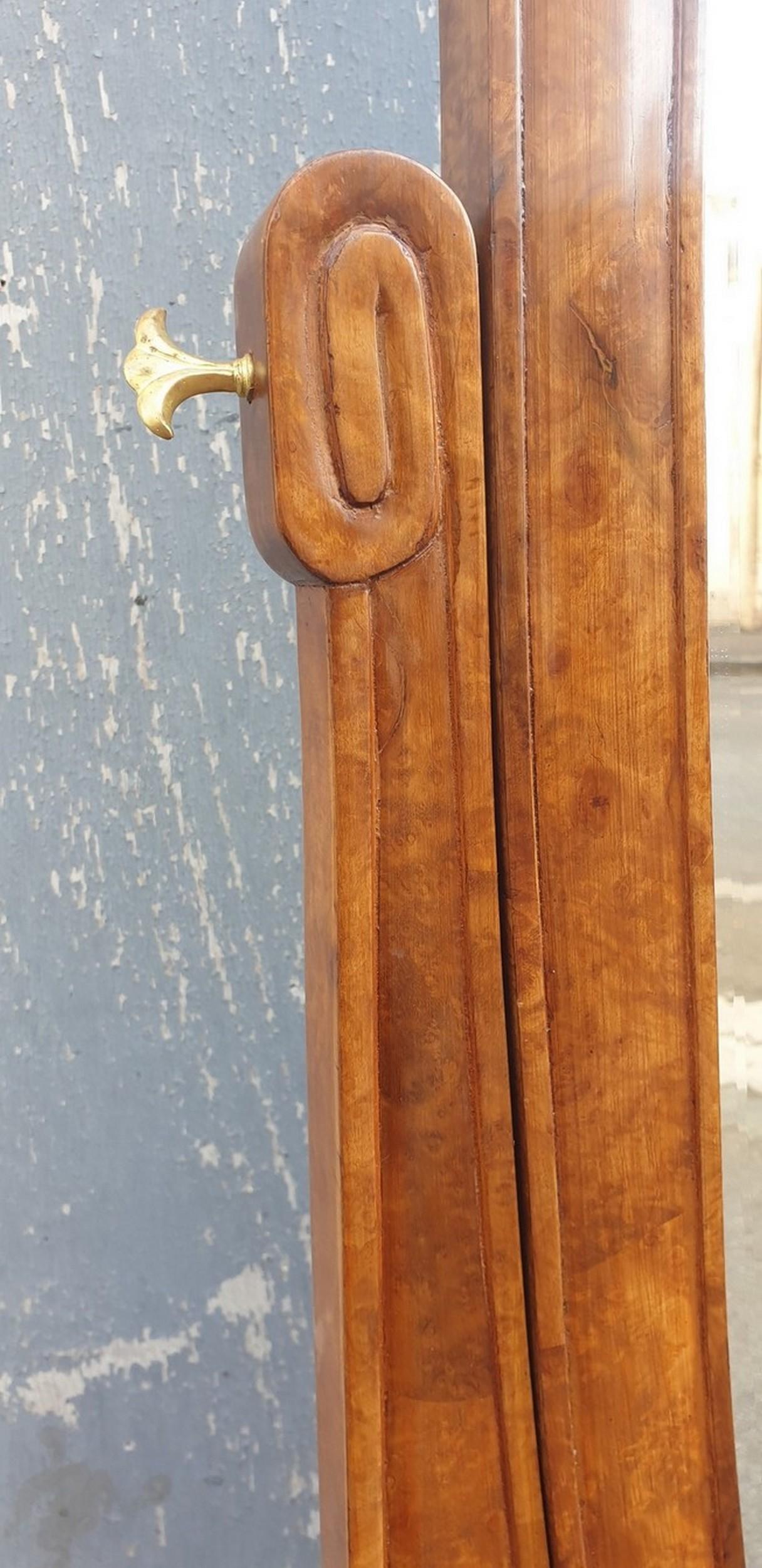 Large tilting psyche mirror, in Amboyna burl, with a beveled oval mirror
Sculpted feet with art deco pattern

Very good condition, restored and revernished

Art Deco

Height 193 cm
70 x 35 cm


US Shipping by air freight: this piece requires