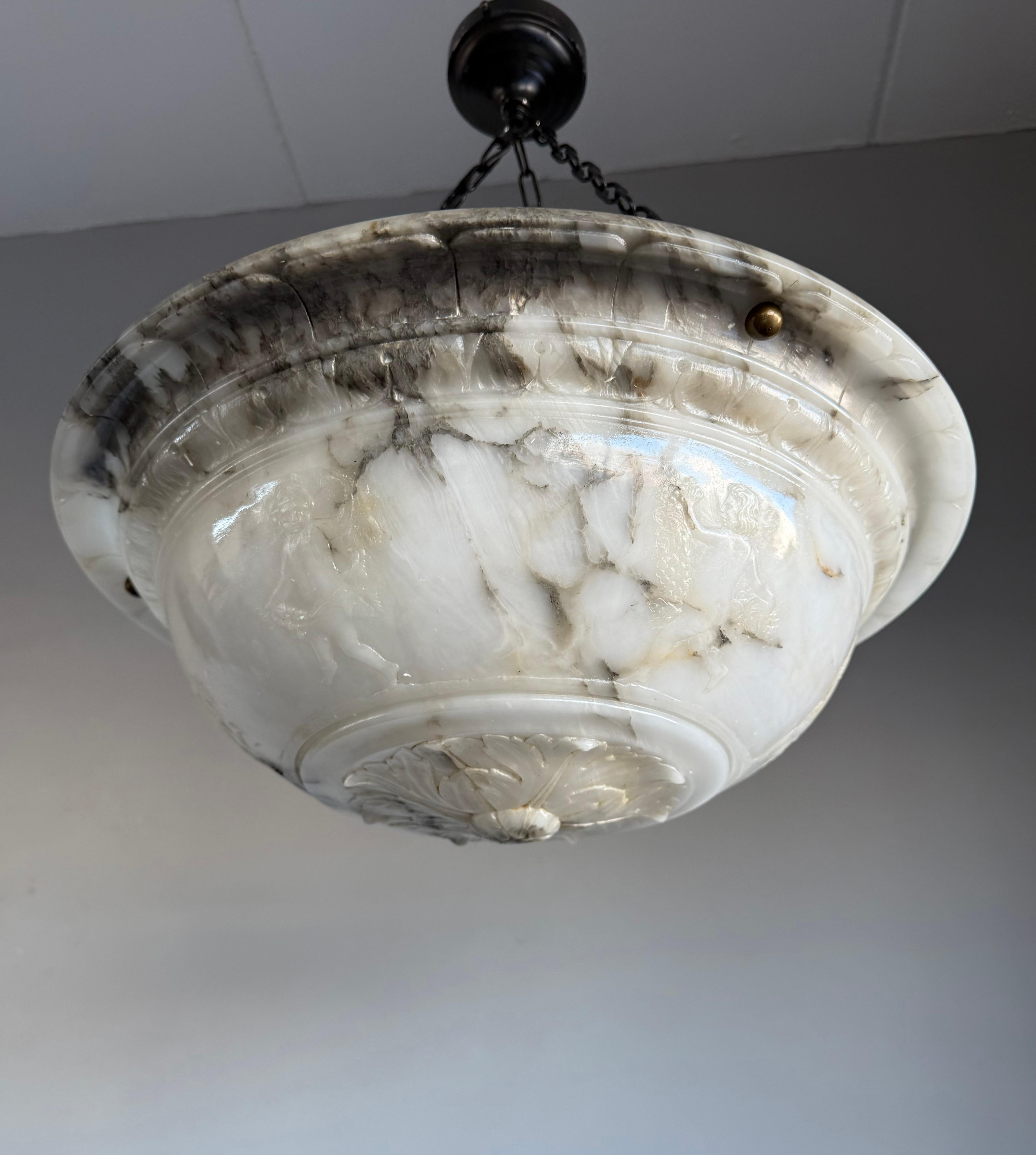 Questo bellissimo apparecchio a 3 luci in alabastro intagliato a mano, dal diametro di 19,7 pollici e in condizioni superbe, è un vero capolavoro.

Grazie alle sue dimensioni imponenti e al suo design senza tempo, questo lampadario in alabastro
