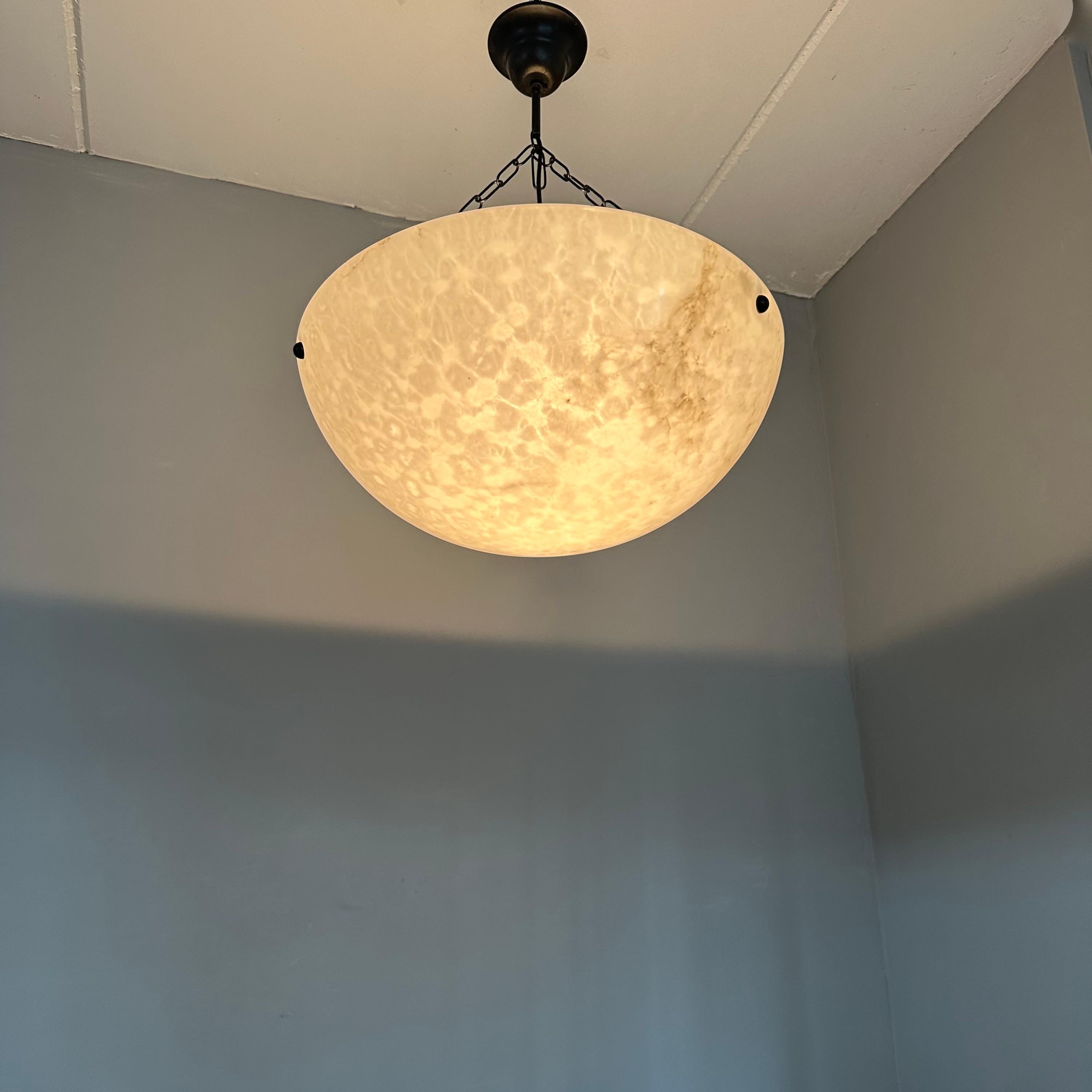 Grande lampe à suspension Timeless-art avec surface en albâtre la plus cool qui soit en vente 5