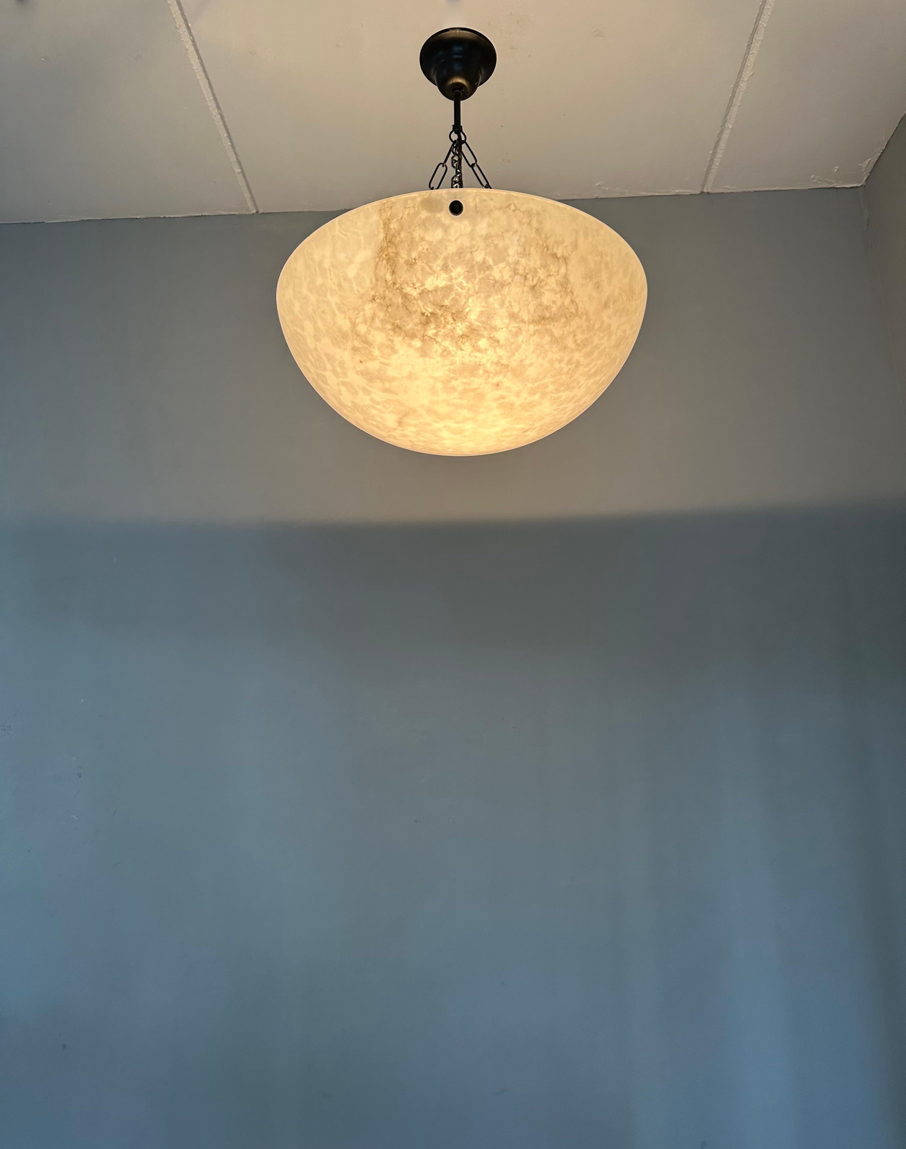 Grande lampe à suspension Timeless-art avec surface en albâtre la plus cool qui soit en vente 8