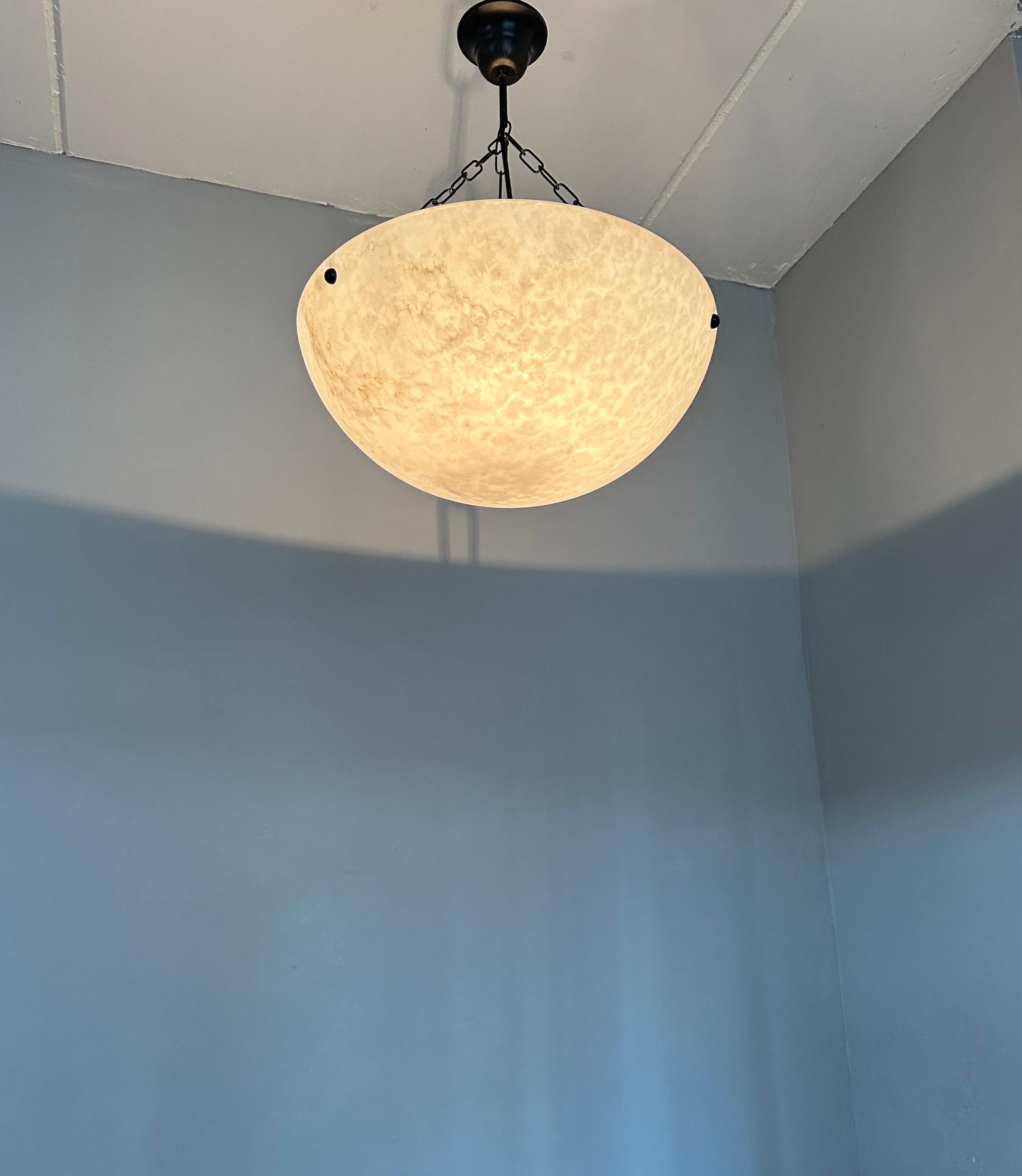 Grande lampe à suspension Timeless-art avec surface en albâtre la plus cool qui soit en vente 10