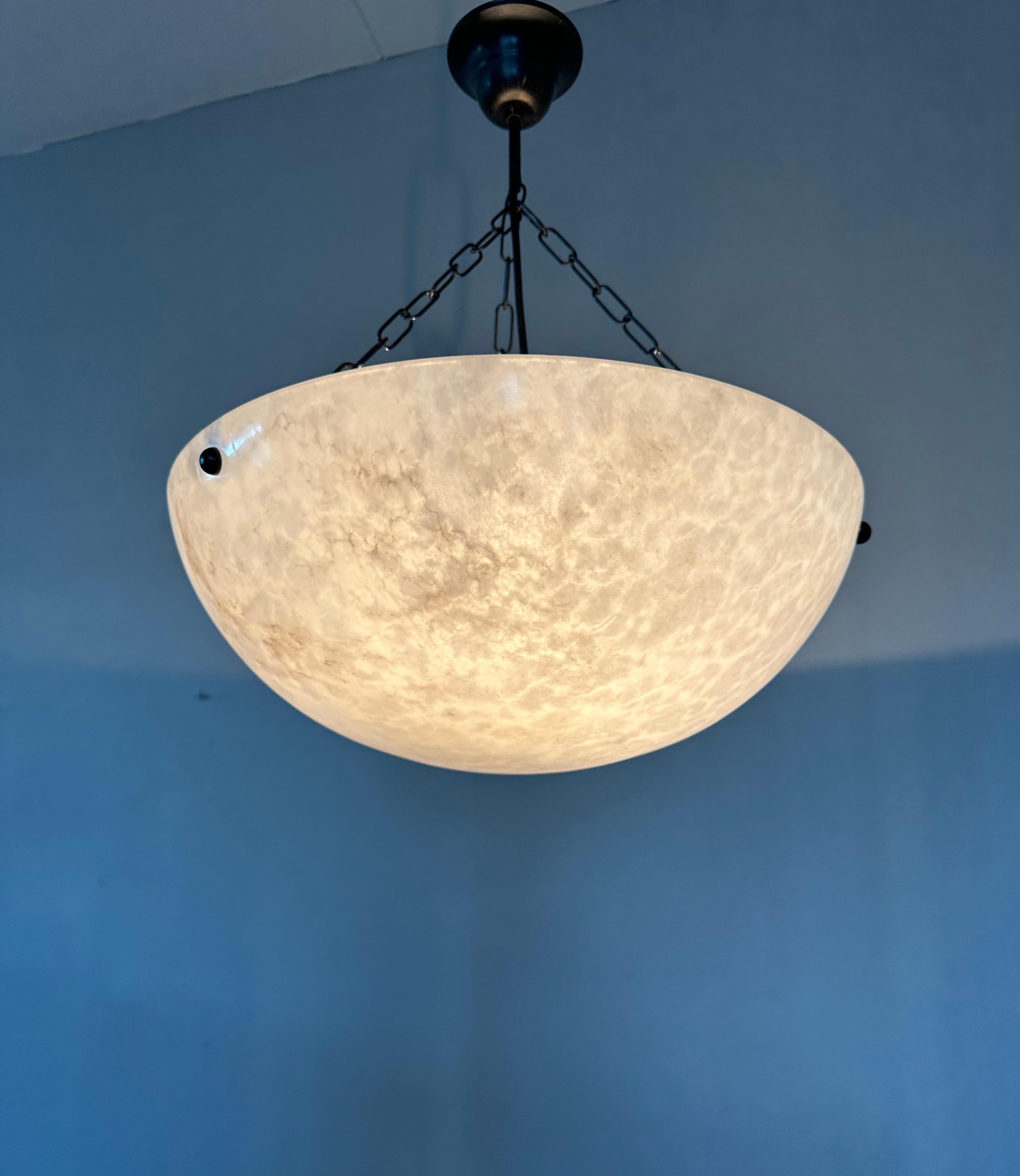 Grande lampe à suspension Timeless-art avec surface en albâtre la plus cool qui soit en vente 11