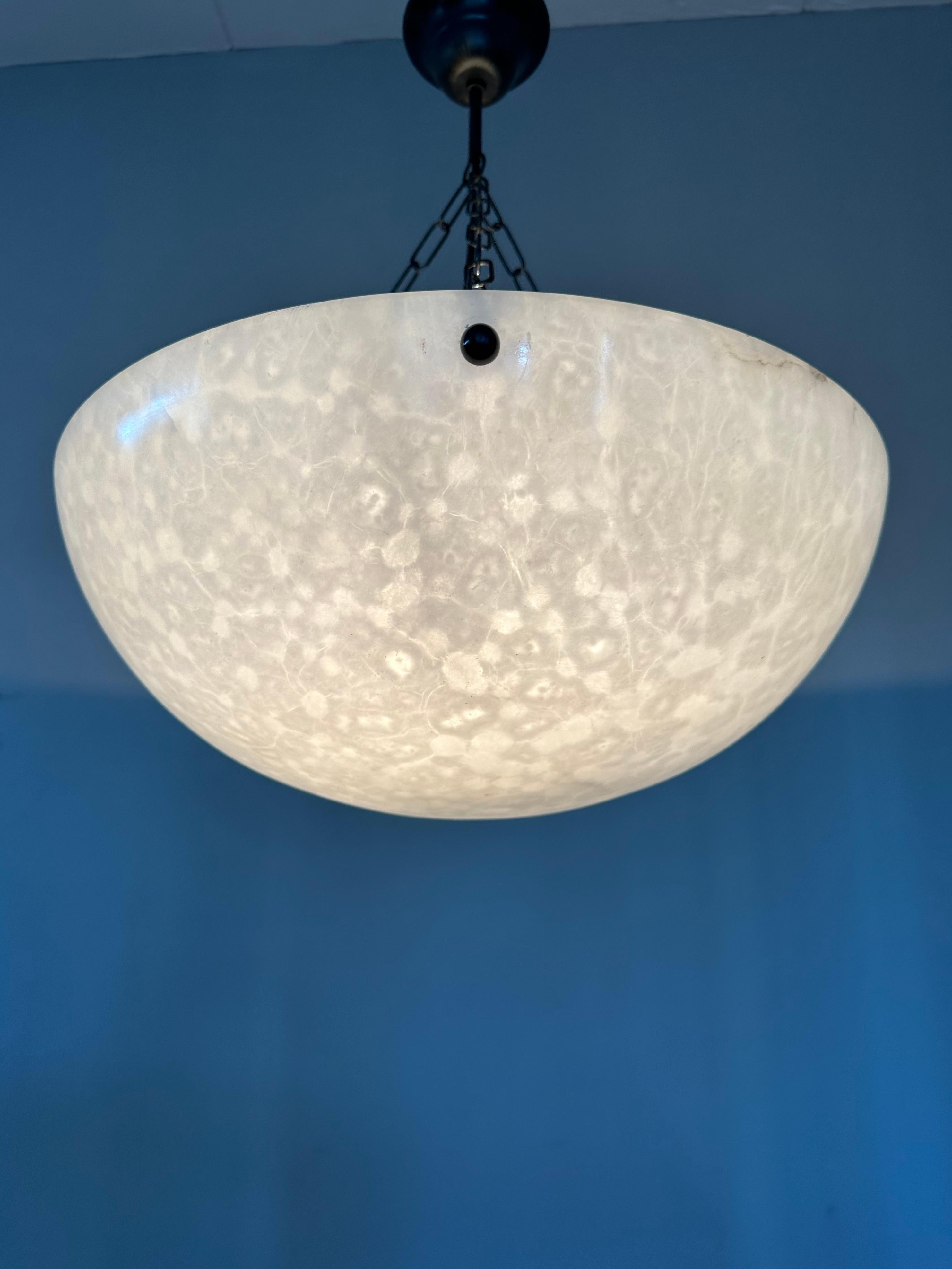 Noirci Grande lampe à suspension Timeless-art avec surface en albâtre la plus cool qui soit en vente