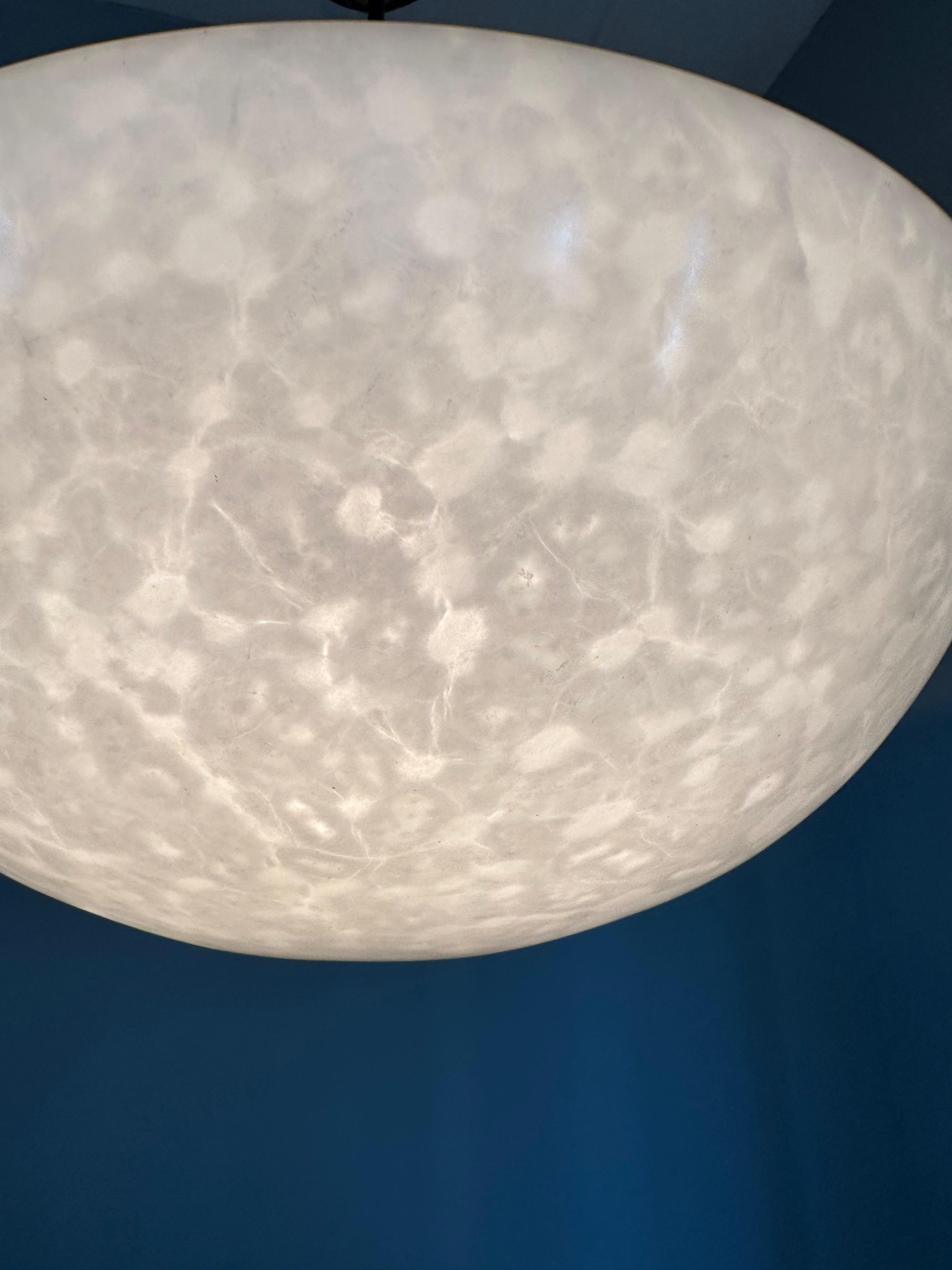 Grande lampe à suspension Timeless-art avec surface en albâtre la plus cool qui soit Excellent état - En vente à Lisse, NL