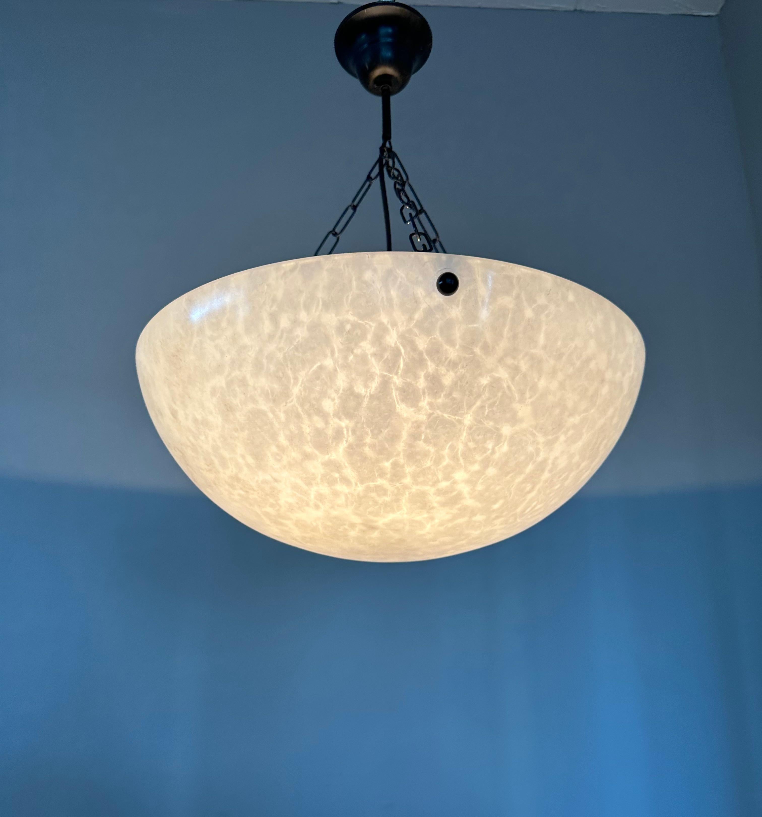 20ième siècle Grande lampe à suspension Timeless-art avec surface en albâtre la plus cool qui soit en vente
