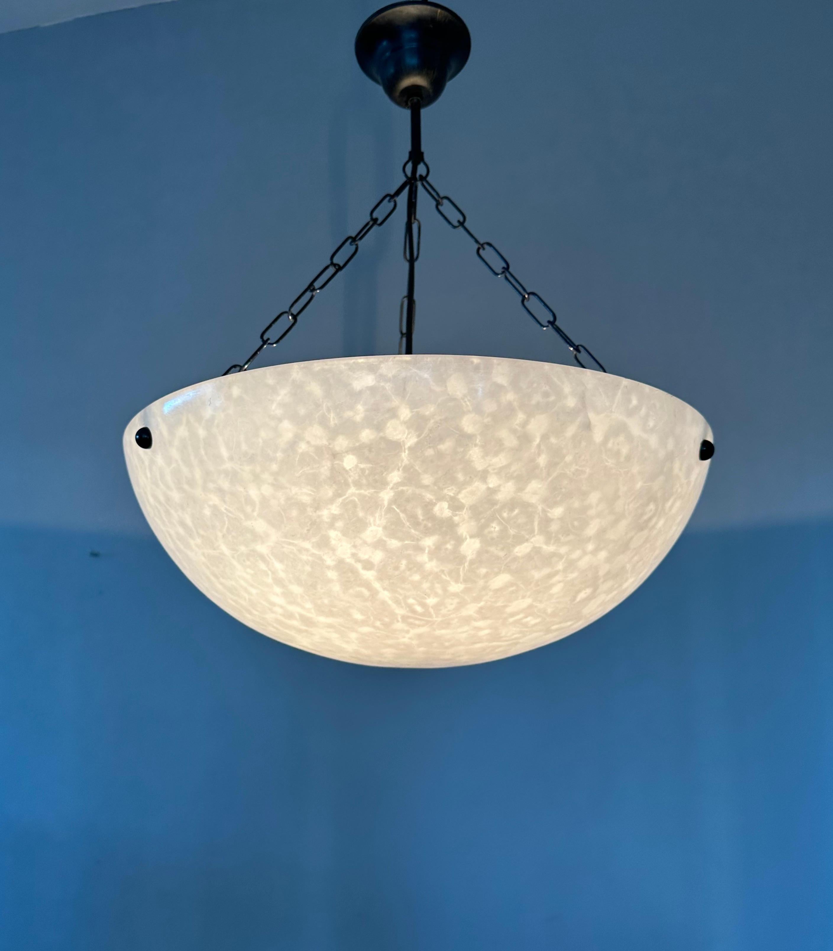Métal Grande lampe à suspension Timeless-art avec surface en albâtre la plus cool qui soit en vente