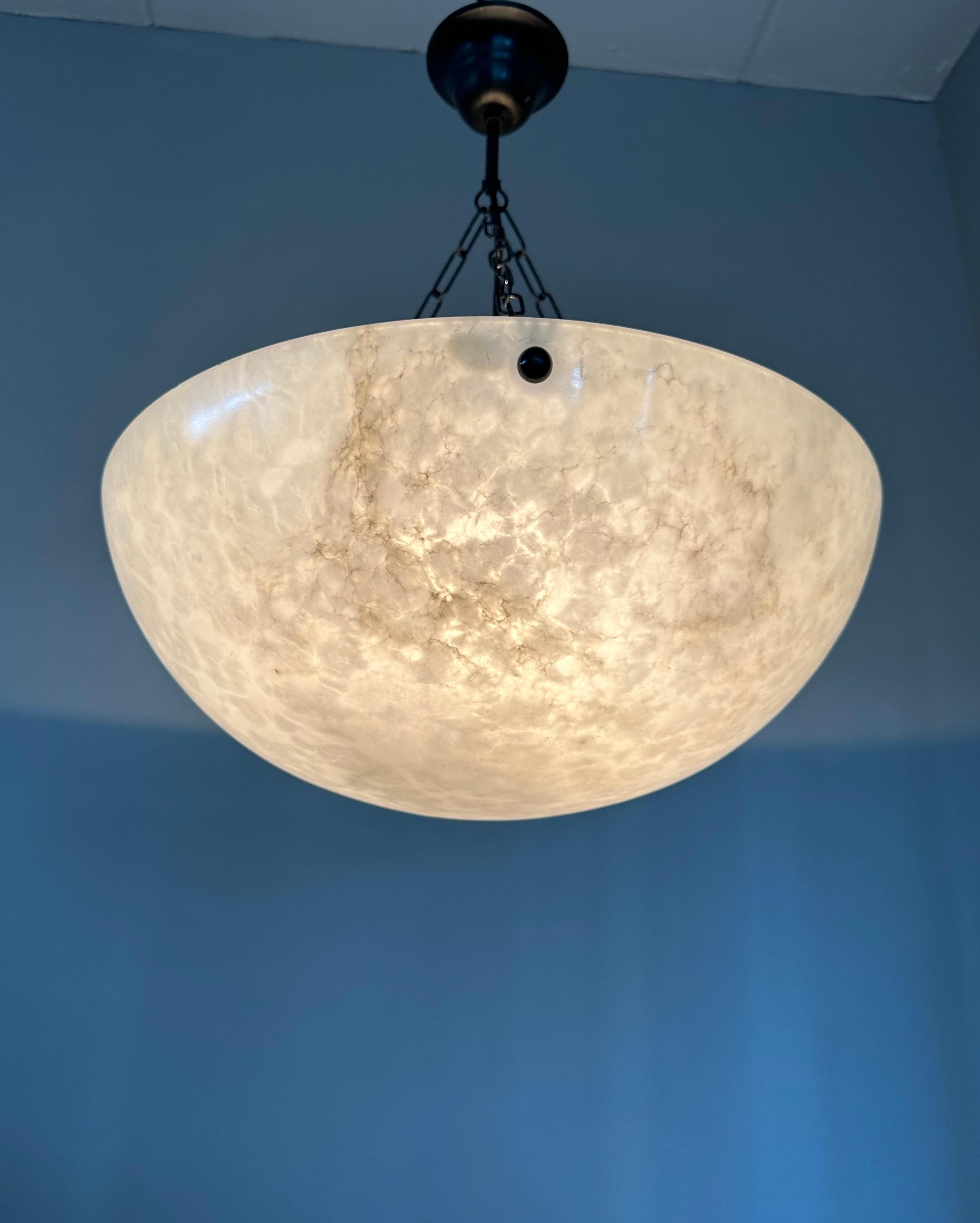 Grande lampe à suspension Timeless-art avec surface en albâtre la plus cool qui soit en vente 1